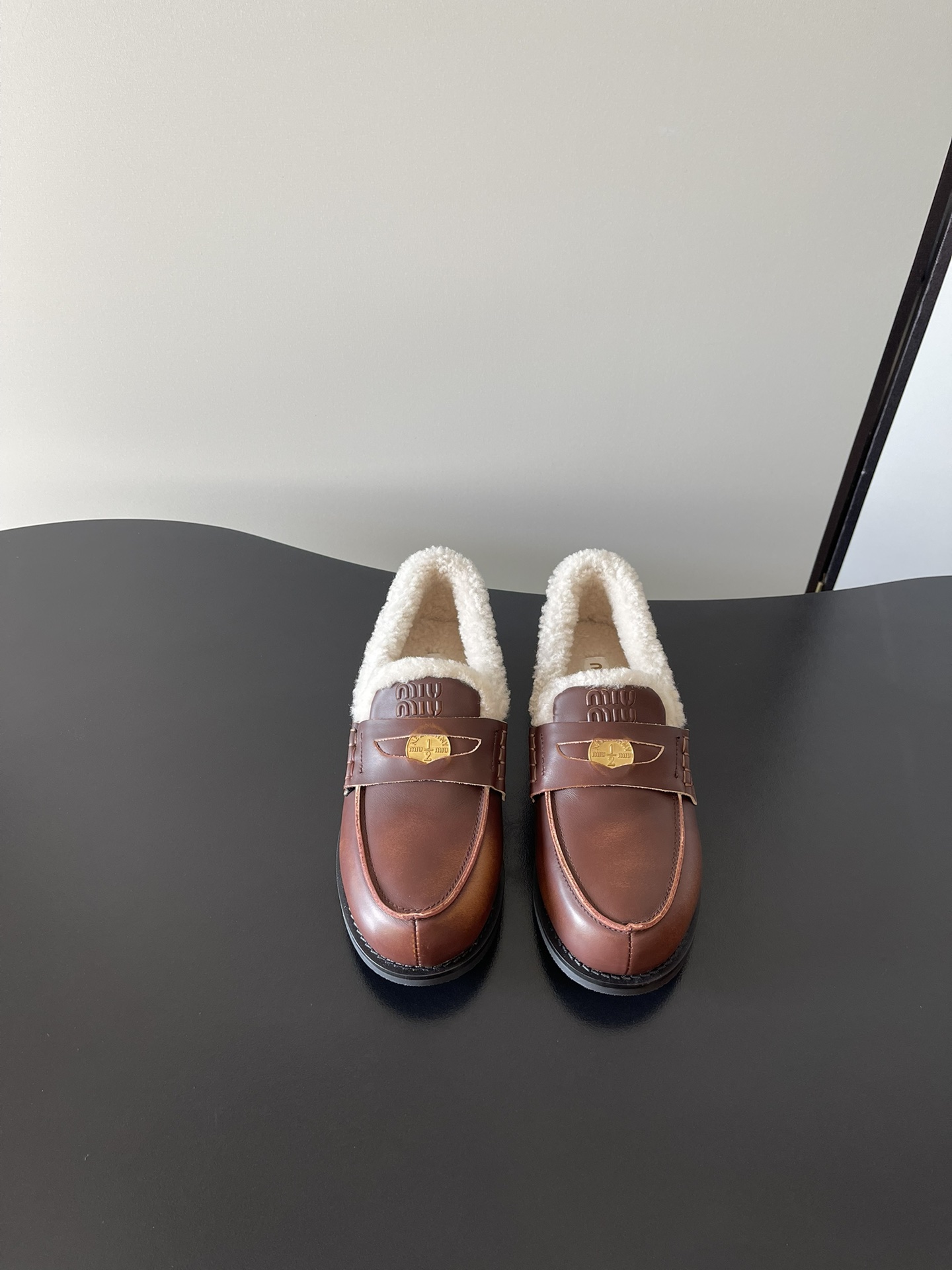 NO:593923,(Airplane box 10) MiuMiu Miu Miu’s new lucky coin wool-lined flat loafers!  It is comfortable and breathable for the feet. It is worth buying. The cute little details of girls are really appreciated by miu. Loafers have become very popular in recent years. The new 'little coins' released by aesthetic fatigue really make people's hearts melt!  Imported open-edge beaded cowhide material, cowhide lining Size: 35-40 (40 is custom-made and non-refundable), loafers, fur shoes, miumiu, loafers, cowhide19860909（飞机盒10） MiuMiu 缪缪新款招财硬币羊毛里平底乐福鞋！上脚舒适透气 值得入手 女孩子们那些可可爱爱的小细节算是让miu一整个拿捏住了 乐福鞋这几年风刮得很大 审美疲劳新出的“小钱币”真的让人一整个心都融化了！ 进口开边珠牛皮材质 牛皮内里 Size: 35-40（40 定做不退换）,乐福鞋毛毛鞋,miumiu,loafers,cowhide,Women's Shoes