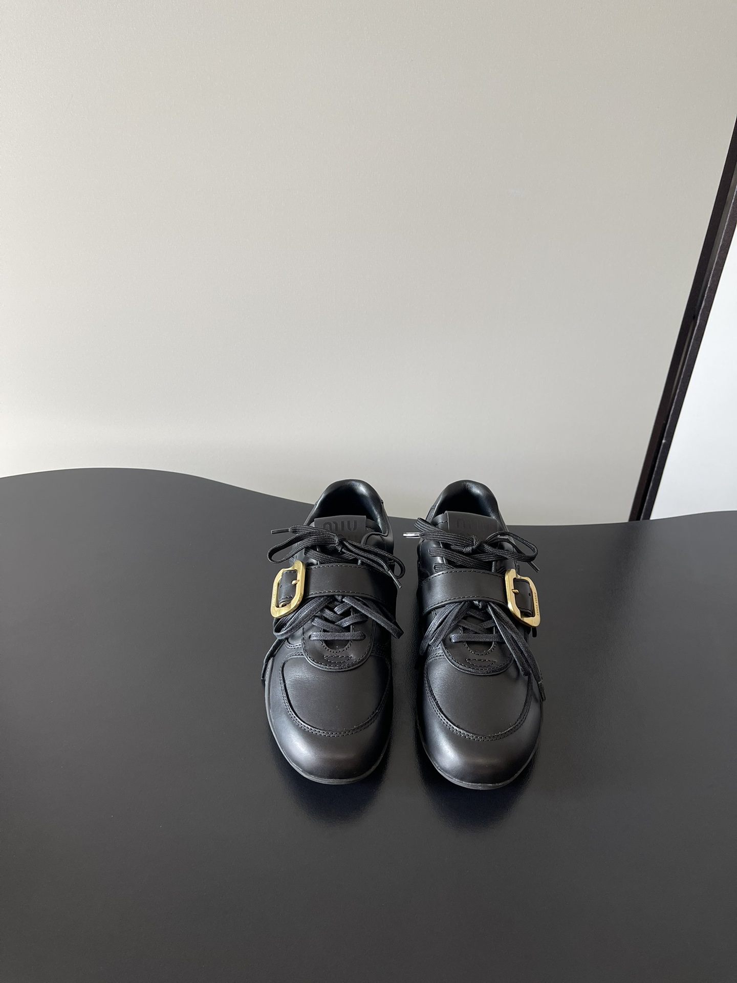 NO:593919,(Airplane box 10) MiuMiu Miu Miu latest moral training distressed waxed calf leather belt buckle shoes!  It is comfortable and breathable for the feet. It is worth buying. The cute little details of girls are really appreciated by miu. Loafers have become very popular in recent years. The new 'little coins' released by aesthetic fatigue really make people's hearts melt!  Imported open-edge beaded cowhide material, cowhide lining Size: 35-40 (40-41 customized, non-returnable), leather shoes, miumiu, loafers, cowhide19860909（飞机盒10） MiuMiu 缪缪 最新德训 做旧 打蜡小牛皮 皮带扣鞋！上脚舒适透气 值得入手 女孩子们那些可可爱爱的小细节算是让miu一整个拿捏住了 乐福鞋这几年风刮得很大 审美疲劳新出的“小钱币”真的让人一整个心都融化了！ 进口开边珠牛皮材质 牛皮内里 Size: 35-40（40 41定做不退换）,皮鞋,miumiu,loafers,cowhide,Women's Shoes