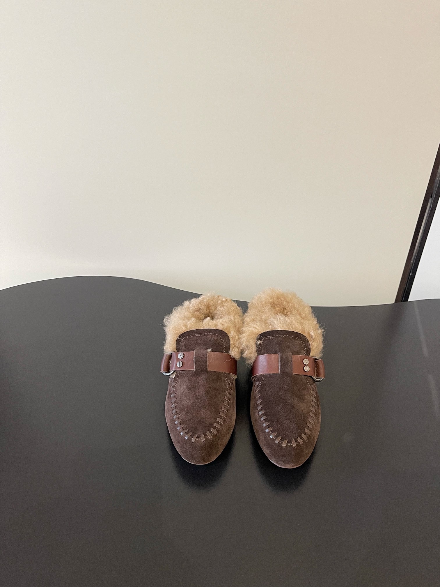 NO:593915,Latest niche brands, washed, retro, Loft, wool rolls, handmade shoes. Handmade shoes are about spontaneity. Just like people, each pair has its own thoughts and unique characteristics. There is no inherent template, and you can’t find them exactly the same!  Irregularity is the characteristic of handmade shoes, which should be retro and casual, with a natural and aged feel. The color and wrinkles of the shoes are like the traces of wear and tear after being worn for a long time. They will become more and more natural with the change of wearing time, and they will have more flavor as they are worn. Each pair of shoes is unique~  This year's mainstream big-toe derby shoes are more comfortable and unconstrained than ordinary small leather shoes. Compared with loafers, they add some solemn texture, serious and cute handsome, they can be formal and can easily control the casual style. The soles are thick but not heavy, which directly increases the body proportion~ The upper is washed with high mercerization and the lining is imported wool. The outsole is original imported outsole size 35-39, fur shoes, loafers19860909最新 小众品牌 水洗 复古 乐福 羊毛卷 手工鞋 手工鞋讲究的是随性,跟人一样,每一双有自己的思想,自己独有的特色,没有固有模板,找不到一模一样！不规则是手工鞋的特色,就要复古随性,天然做旧感,鞋子的色泽和褶皱感像穿了很久磨合出来的痕迹,会随着穿着时间的变化变得越来越自然,越穿越有味道的,每双鞋子都是独一无二的～ 今年主流这种大头德比,比普通的小皮鞋更加自在不拘束,相比乐福鞋增加了一些庄重的质感,严肃且可爱的帅气,既能正式有能轻松驾驭休闲风,鞋底厚实但不厚重,直接拉高身材比例～ 鞋面水洗高丝光 内里进口羊毛 大底原版进口大底 size35-39,毛毛鞋,loafers,Women's Shoes