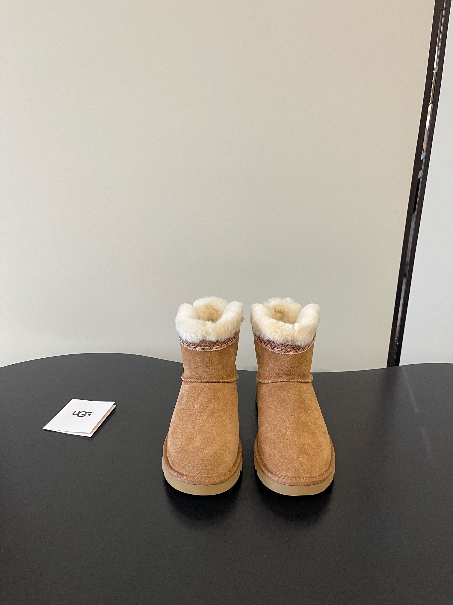 NO:593918,UGG's latest rear belt buckle, flat-soled, ultra-wool, anti-ski boots ———————————————— Highest quality, original shipment, sheepskin integrated, original Treadlite light wing technology composite anti-slip outsole!  It’s trendy and cool on the feet, and you can easily complete the American retro street style~show your personality and capable temperament, and easily achieve urban fashion!  It has its own unique personality and a full sense of luxury!  European and American celebrity supermodels and fashion bloggers have stepped in!  Size 35-40, furry shoes, boots, sheepskin19860909UGG 最新后皮带扣 平底 超羊毛 防滑雪地靴 ———————————————— 最高品质 原单出货 羊皮毛一体 原版Treadlite轻翼科技复合防滑大底！上脚潮酷 轻松完成美式复古街头风～展现个性、干练的气质 轻松拿捏都市时髦感！有自己独特的个性 满满的高级感！欧美明星超模时尚博主们纷纷上脚！ 尺码35-40,毛毛鞋,boots,sheepskin,Women's Shoes