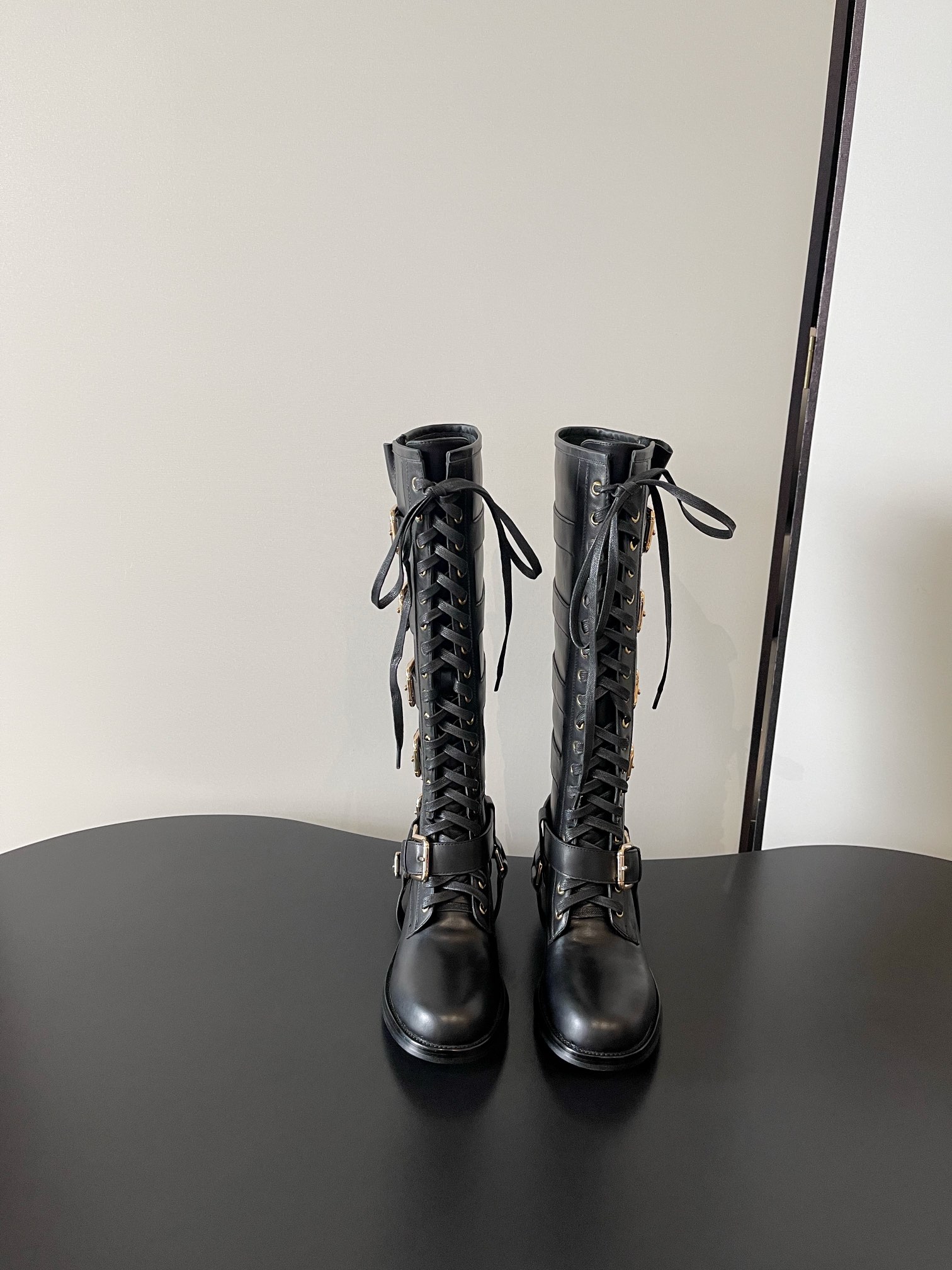 NO:593892,D&G Dolce & Gabbana's latest belt buckle, lace-up, knight-style boots, lines, styles, visible sense of luxury, non-market currency comparable, DG Dolce & Gabbana show direct access, synchronized updates!  Upper layer of calfskin, lining of cowhide/foot pads, outsole of genuine leather, Size35-42 (40 41 42 customized), boots, Dolce&Gabbana, Dolce&Gabbana, boots,cowhide19860909D&G杜嘉班纳 最新皮带扣 系带 骑士款长靴 线条 版型 看得到的高级感 非市场通货可比 DG杜嘉班纳秀场直击 同步更新 ！ 鞋面头层小牛皮 内里牛皮/垫脚 大底真皮底 Size35-42（40 41 42定做）,靴子,Dolce&Gabbana,Dolce&Gabbana,boots,cowhide,Women's Shoes