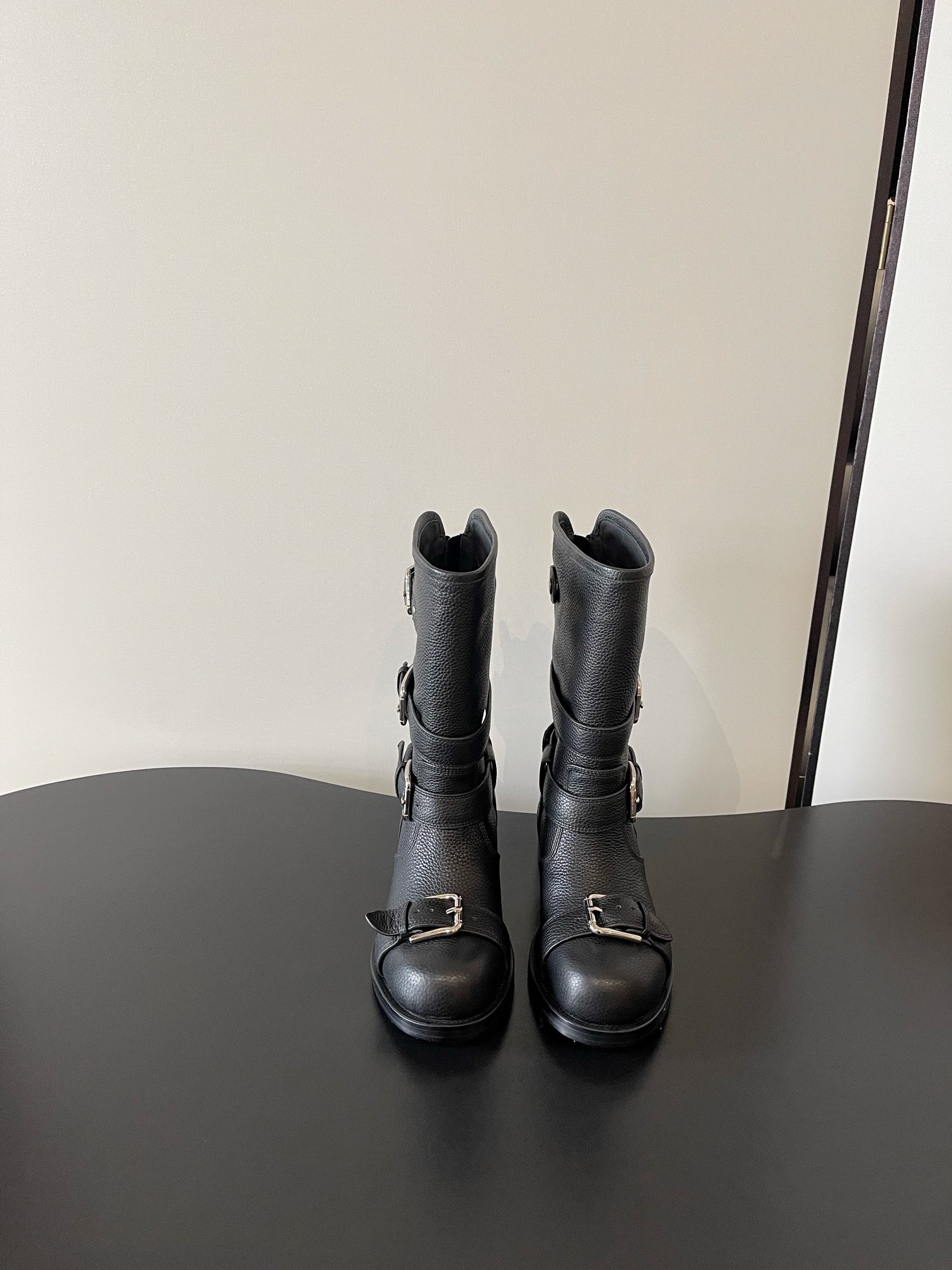 NO:593895,D&G Dolce & Gabbana's latest belt buckle, lace-up, knight-style short boots, lines and styles, visible sense of high-end, non-market currency comparable, DG Dolce & Gabbana show direct access, synchronized updates!  Upper layer of calfskin, lining of cowhide/foot pads, outsole of genuine leather, Size35-42 (40 41 42 customized), boots, Dolce&Gabbana, Dolce&Gabbana, boots,cowhide19860909D&G杜嘉班纳 最新皮带扣 系带 骑士款短靴 线条 版型 看得到的高级感 非市场通货可比 DG杜嘉班纳秀场直击 同步更新 ！ 鞋面头层小牛皮 内里牛皮/垫脚 大底真皮底 Size35-42（40 41 42定做）,靴子,Dolce&Gabbana,Dolce&Gabbana,boots,cowhide,Women's Shoes