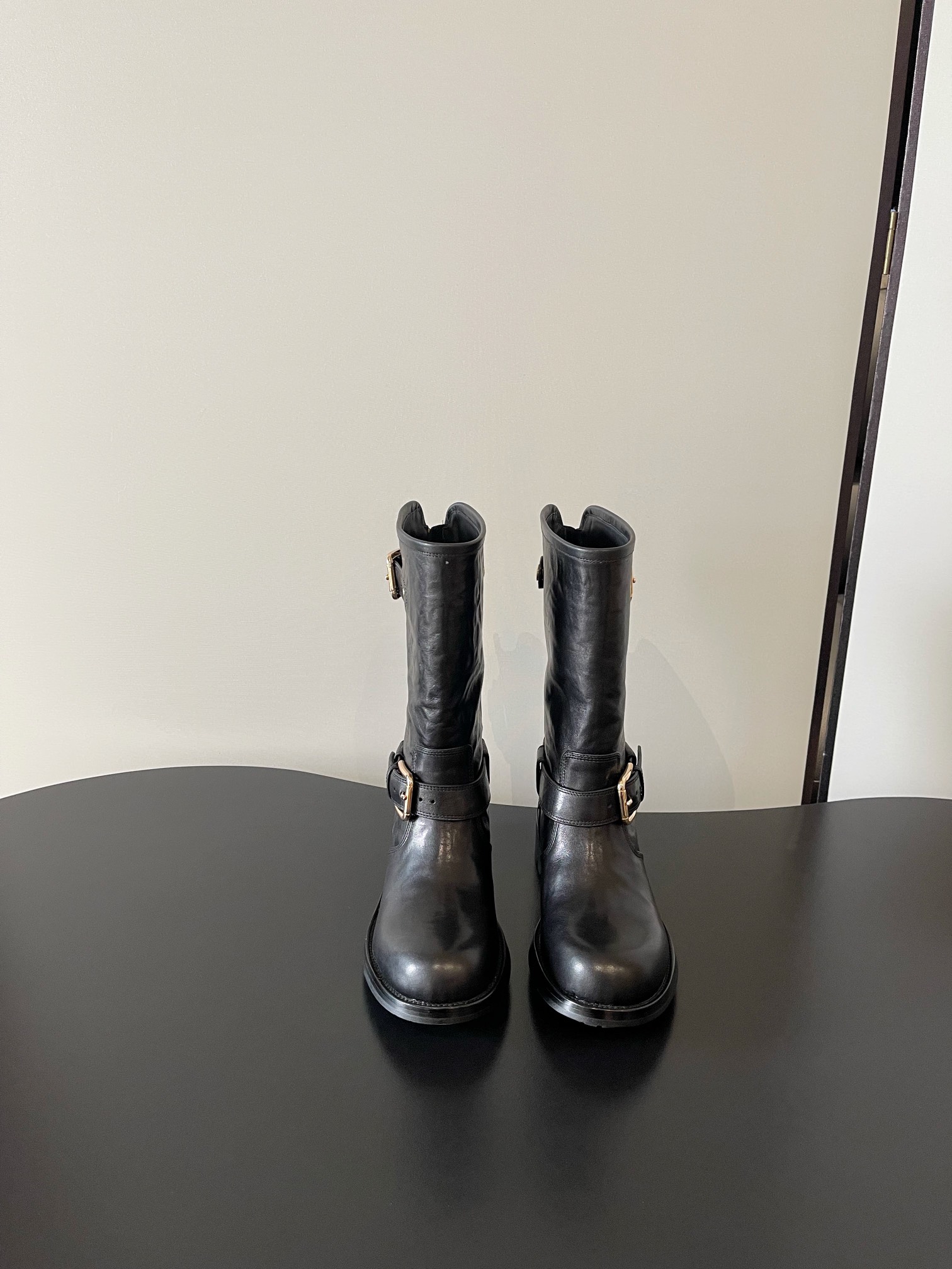 NO:593901,D&G Dolce & Gabbana's latest belt buckle, knight-style short boots, lines and styles, visible sense of high-end, non-market currency comparable, DG Dolce & Gabbana show direct access, synchronized updates!  Upper layer of calfskin, lining of cowhide/foot pads, outsole of genuine leather, Size35-42 (40 41 42 customized), boots, Dolce&Gabbana, Dolce&Gabbana, boots,cowhide19860909D&G杜嘉班纳 最新皮带扣 骑士款短靴 线条 版型 看得到的高级感 非市场通货可比 DG杜嘉班纳秀场直击 同步更新 ！ 鞋面头层小牛皮 内里牛皮/垫脚 大底真皮底 Size35-42（40 41 42定做）,靴子,Dolce&Gabbana,Dolce&Gabbana,boots,cowhide,Women's Shoes