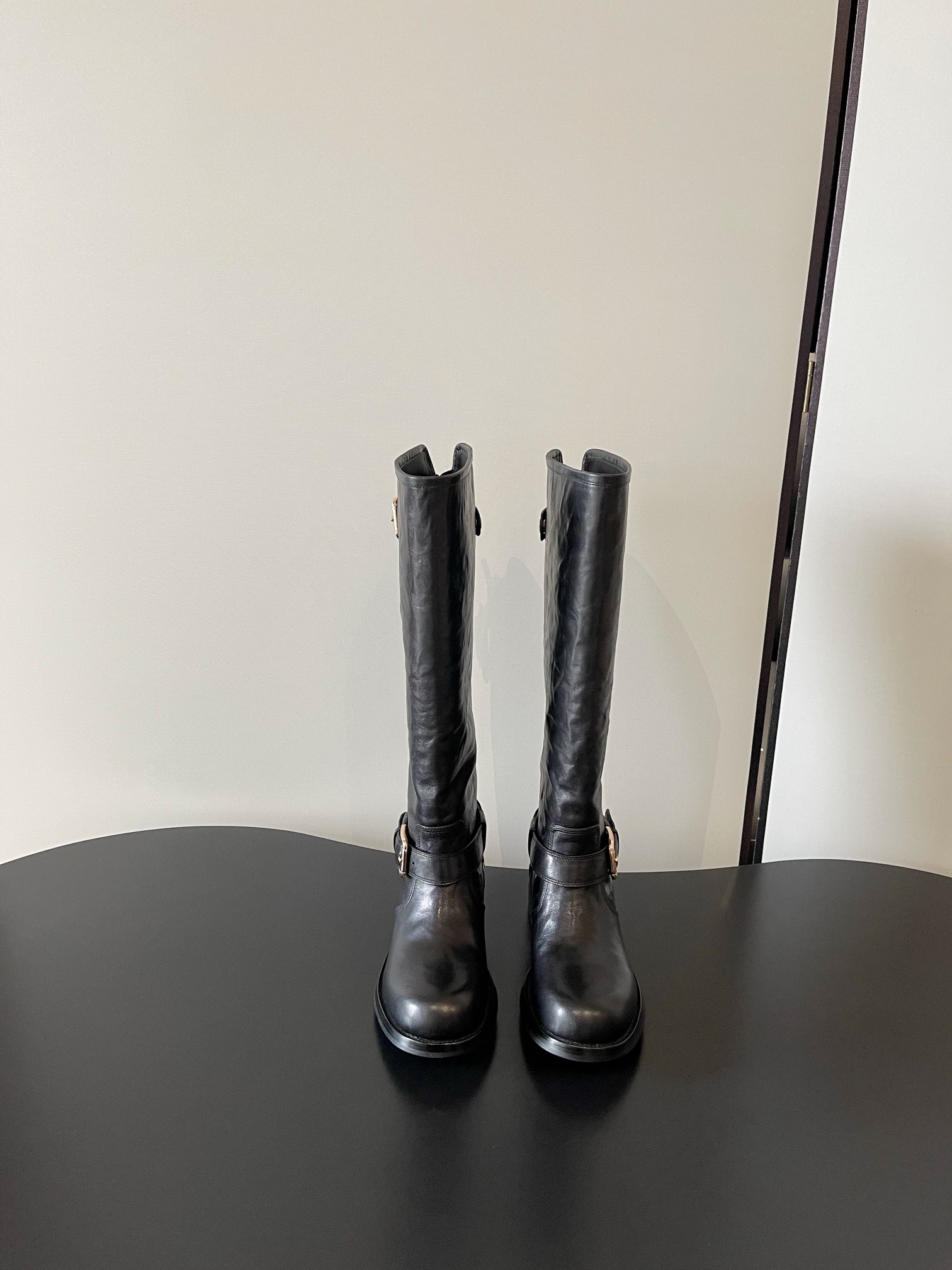 NO:593904,D&G Dolce & Gabbana's latest belt buckle, knight-style boots, lines and styles, visible sense of high-end, non-market currency comparable, DG Dolce & Gabbana show direct shot, updated simultaneously!  Upper layer of calfskin, lining of cowhide/foot pads, outsole of genuine leather, Size35-42 (40 41 42 customized), boots, Dolce&Gabbana, Dolce&Gabbana, boots,cowhide19860909D&G杜嘉班纳 最新皮带扣 骑士款长靴 线条 版型 看得到的高级感 非市场通货可比 DG杜嘉班纳秀场直击 同步更新 ！ 鞋面头层小牛皮 内里牛皮/垫脚 大底真皮底 Size35-42（40 41 42定做）,靴子,Dolce&Gabbana,Dolce&Gabbana,boots,cowhide,Women's Shoes