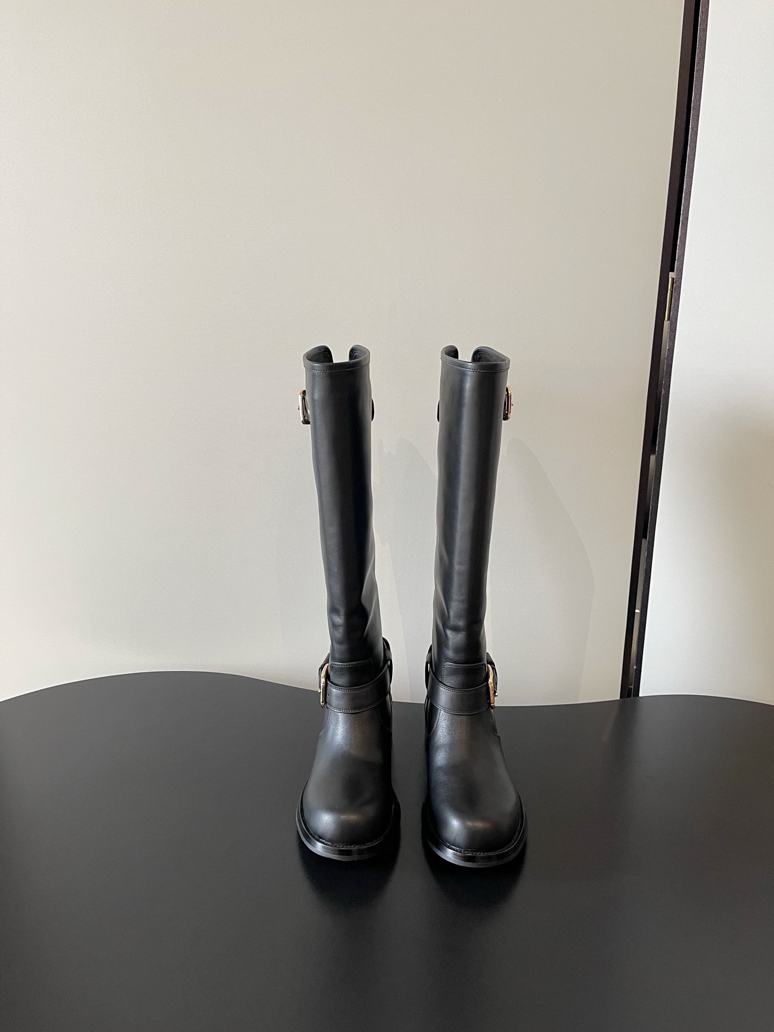 NO:593910,D&G Dolce & Gabbana's latest belt buckle, knight-style boots, lines and styles, visible sense of high-end, non-market currency comparable, DG Dolce & Gabbana show direct shot, updated simultaneously!  Upper layer of calfskin, lining of cowhide/foot pads, outsole of genuine leather, Size35-42 (40 41 42 customized), boots, Dolce&Gabbana, Dolce&Gabbana, boots,cowhide19860909D&G杜嘉班纳 最新皮带扣 骑士款长靴 线条 版型 看得到的高级感 非市场通货可比 DG杜嘉班纳秀场直击 同步更新 ！ 鞋面头层小牛皮 内里牛皮/垫脚 大底真皮底 Size35-42（40 41 42定做）,靴子,Dolce&Gabbana,Dolce&Gabbana,boots,cowhide,Women's Shoes