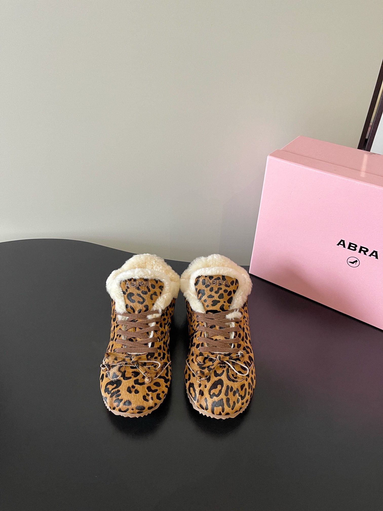 NO:594695,Maoli Pili Abra's latest ballet wool moral training shoes are now available!  This pair of shoes is a perfect combination of fashion and comfort. It perfectly combines the elegance of ballet shoes, the casualness of moral training shoes, and the warmth of wool. Whether it is the texture of suede, the eye-catching luster, the wildness of leopard print, or the warmth of velvet, various styles can be easily controlled.  The moment you put it on your feet, it's like stepping into soft clouds, and the comfort level is immediately maximized. When paired with it, whether it is a gentle long skirt, casual jeans, or energetic yoga pants, it can fit seamlessly, allowing you to easily switch between various styles and become the fashion focus on the street. Size 35-41 (40, 41 custom-made, non-refundable), casual shoes/sports shoes, sneakers, skirts, jeans, chamois leather19860909毛里 皮里 Abra最新芭蕾舞羊毛德训鞋强势上新啦！ 这双鞋简直是时尚与舒适的天作之合~将芭蕾舞鞋的优雅、德训鞋的随性,还有羊毛的温暖感完美糅合.不管是麂皮的质感、亮面的吸睛,还是豹纹的野性,亦或是加绒款的暖心,各种风格都能轻松驾驭. 上脚的瞬间,就像踩进了软绵绵的云朵里,舒适度直接拉满.搭配上,不管是温柔的长裙、随性的牛仔裤,还是活力的瑜伽裤,它都能无缝适配,让你轻松在各种风格间切换,成为街头的时尚焦点. 码数35-41（40,41订做不退换）,休闲鞋/运动鞋,sneakers,skirts,jeans,chamois leather,Women's Shoes