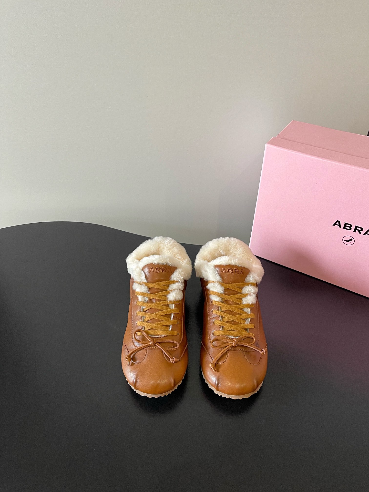 NO:614167,Maoli Pili Abra's latest ballet wool moral training shoes are now available!  This pair of shoes is a perfect combination of fashion and comfort. It perfectly combines the elegance of ballet shoes, the casualness of moral training shoes, and the warmth of wool. Whether it is the texture of suede, the eye-catching luster, the wildness of leopard print, or the warmth of velvet, various styles can be easily controlled.  The moment you put it on your feet, it's like stepping into soft clouds, and the comfort level is immediately maximized. When paired with it, whether it is a gentle long skirt, casual jeans, or energetic yoga pants, it can be seamlessly adapted, allowing you to easily switch between various styles and become the fashion focus on the street. Size 35-41 (40, 41 custom-made, non-refundable), casual shoes/sports shoes, sneakers, skirts, jeans, chamois leather19860909毛里 皮里 Abra最新芭蕾舞羊毛德训鞋强势上新啦！ 这双鞋简直是时尚与舒适的天作之合~将芭蕾舞鞋的优雅、德训鞋的随性,还有羊毛的温暖感完美糅合.不管是麂皮的质感、亮面的吸睛,还是豹纹的野性,亦或是加绒款的暖心,各种风格都能轻松驾驭. 上脚的瞬间,就像踩进了软绵绵的云朵里,舒适度直接拉满.搭配上,不管是温柔的长裙、随性的牛仔裤,还是活力的瑜伽裤,它都能无缝适配,让你轻松在各种风格间切换,成为街头的时尚焦点. 码数35-41（40,41订做不退换）,休闲鞋/运动鞋毛毛鞋,sneakers,skirts,jeans,chamois leather,Women's Shoes