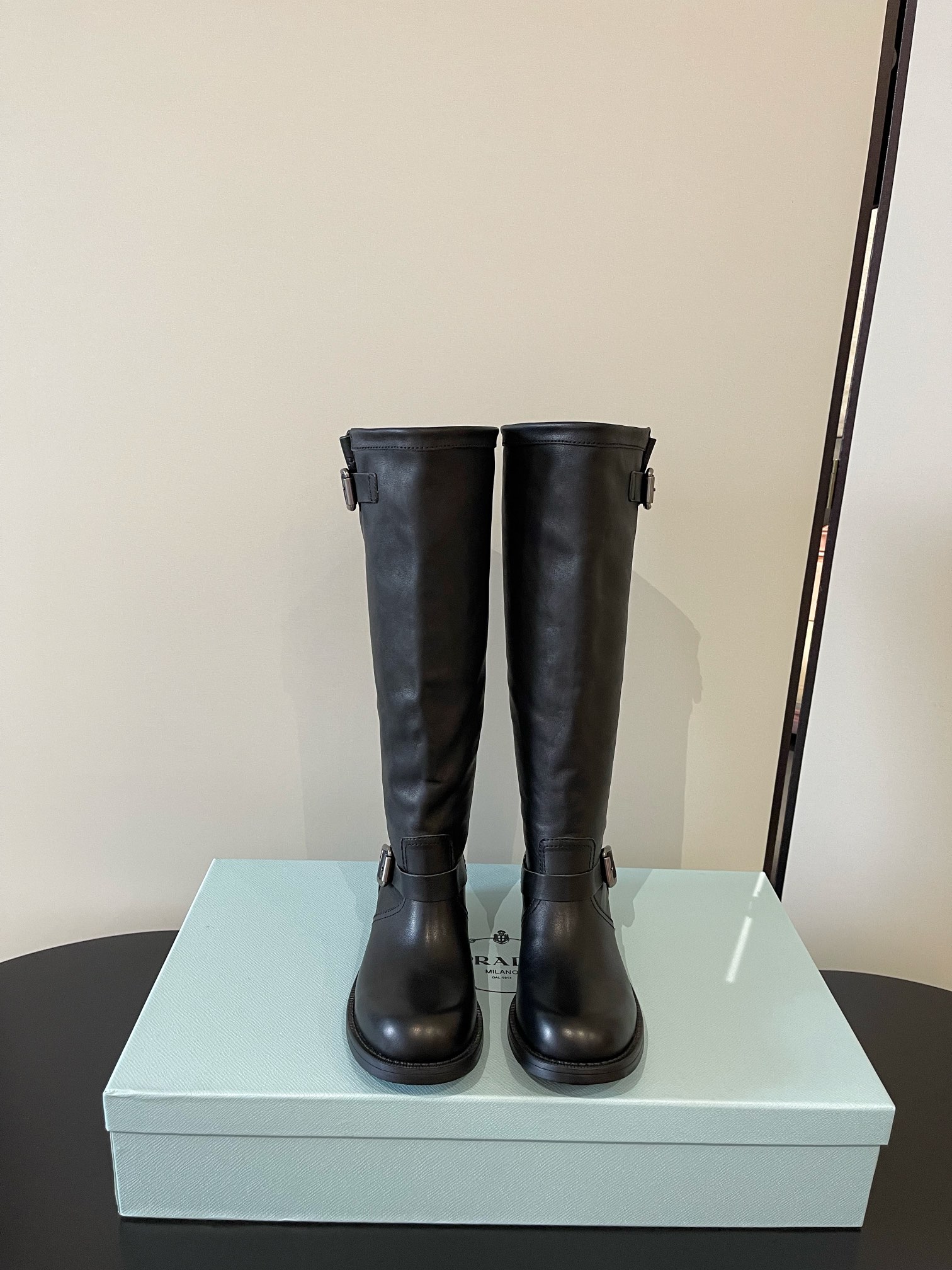 NO:615352,PRADA's latest knight, distressed, retro, British style, versatile boots, classic leather buckle embellishment, highlighting the unique brand style. The unique design not only adds a sense of coolness, but is also super convenient to put on and take off. Gentle milk tea color, cool black, calm dark brown, suitable for various styles. Upper cowhide, lining cowhide, code number 35-40 (customized in 40), boots, prada, prada, boots, cowhide19860909PRADA普拉达最新 骑士 做旧 复古 英伦风 百搭系长靴 经典皮扣点缀,彰显独特的品牌格调 独特设计不仅增添了酷感,穿脱也超方便.温柔奶茶色、酷帅黑色、沉稳深棕,适配各种风格. 鞋面牛皮 内里牛皮 码数35-40（40订做）,靴子,prada,prada,boots,cowhide,Women's Shoes