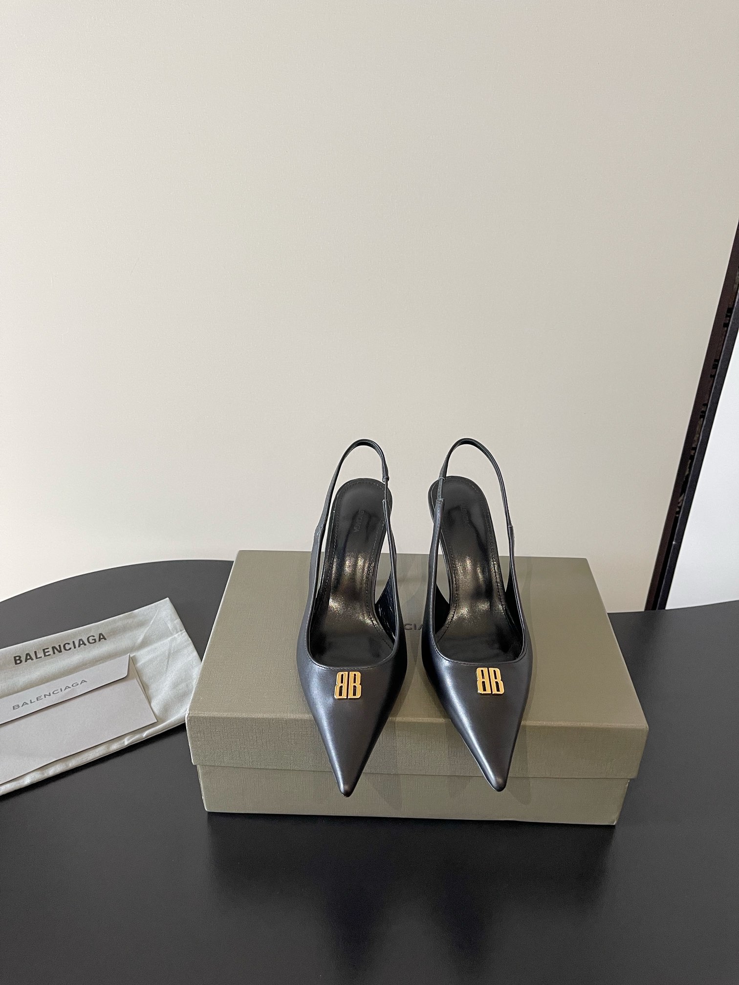 NO:616400,Balenciaga's latest annual meeting, pointed toe gold buckle high heels, take fashion to the extreme, Balenciaga pointed toe sandals, Balenciaga's shoes are absolutely amazing. I want to buy every pair because really every pair has its own sense of fashion. The essence of the whole pair of shoes is its toe. It is long and pointed enough without being bloated. It is very high-end and slim. The original version has been modified countless times to create a long and flat eagle toe.  Create a perfect fit. Customized calfskin upper. Original goatskin lining. Heel height 8.5cm, size 35-42, sandals, balenciaga, balenciaga, sandals, cowhide, sheepskin.19860909巴黎世家Balenciaga 最新年会 尖头金扣高跟款 将时髦发挥到极致的 巴黎世家尖头凉鞋巴黎世家的鞋子绝对开了挂 每一双都想去入 因为真的每一对都自带时髦感 整双鞋的精髓就是它的鞋头了 够长够尖 并且不带臃肿感 非常高级并且显瘦 原版无数次套楦修改才能做出又长又扁的鹰嘴鞋头 打造出完美版型 鞋面定制小牛皮 内里原版一致山羊皮 跟高8.5cm size35-42,凉鞋单鞋,balenciaga,balenciaga,sandals,cowhide,sheepskin,Women's Shoes