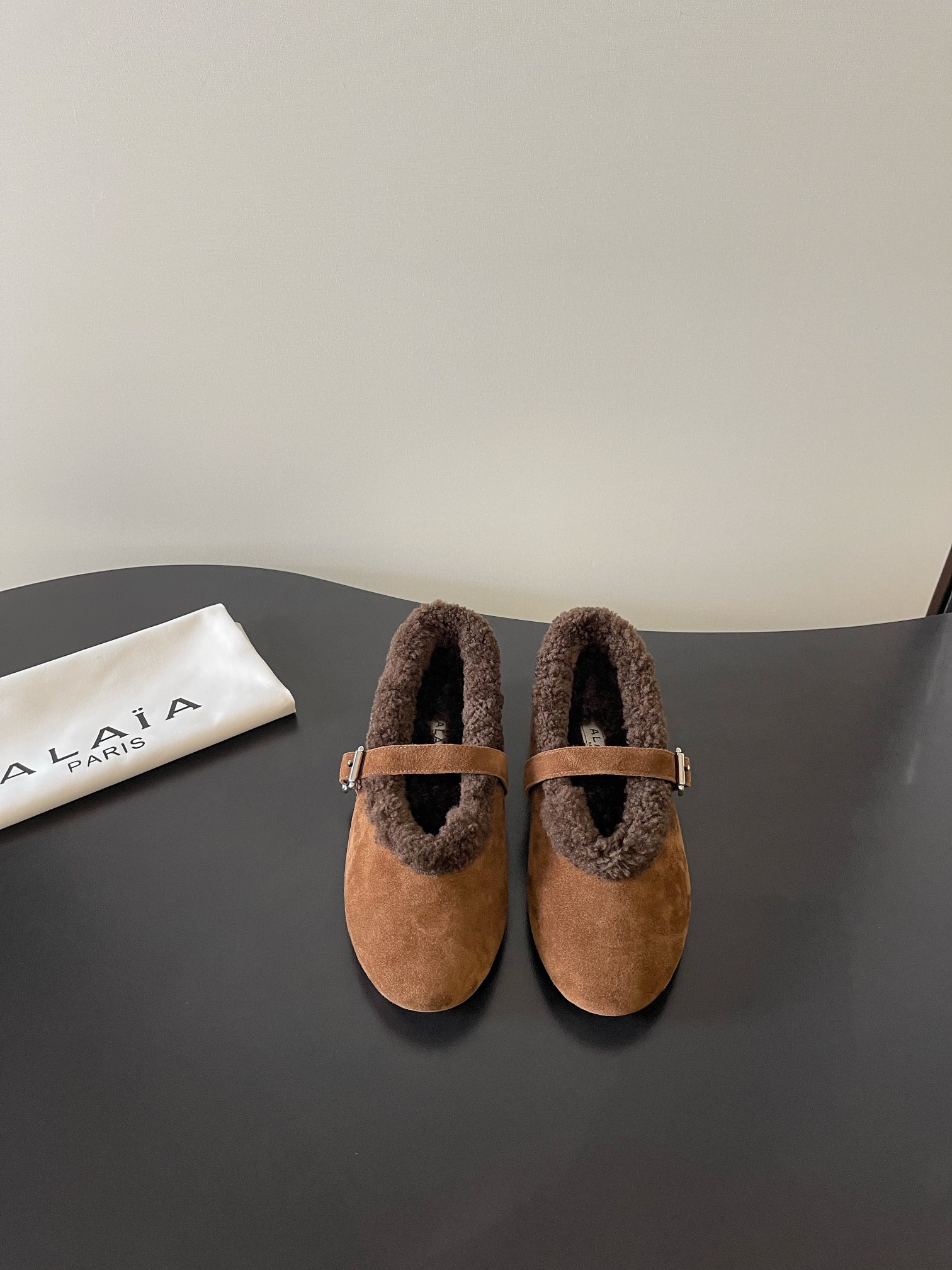 NO:616396,ALAIA’s latest Mary Jane wool-lined flat shoes for autumn and winter are launched ————————————— Countless famous designers regard him as “Designer of Designers” and he influences the style of many people!  These Alai@ design elements are still appearing on the runways of major brands. They are super popular and look great on your feet!  The brand's new elegant shoe style is casual, comfortable and fashionable. A variety of colors match different occasions. Overseas bloggers have a pair. Size: 35-40 (40 can be customized and non-refundable), fur shoes, alaia, mary jane19860909ALAIA 秋冬最新玛丽珍 羊毛里 平底单鞋推出 ——————————————— 无数的名设计师都把他看作“DesignerofDesigners”更影响着很多人的风格！这些Alai@的设计元素不是仍不断出现在各大品牌的秀台上、超级火爆,上脚美爆啦！ 品牌全新的优雅鞋型 休闲舒适兼备具时髦利落 多种颜色搭配不同场合 海外博主人手一双 码数:35-40（40 订做不退换）,毛毛鞋,alaia,mary jane,Women's Shoes