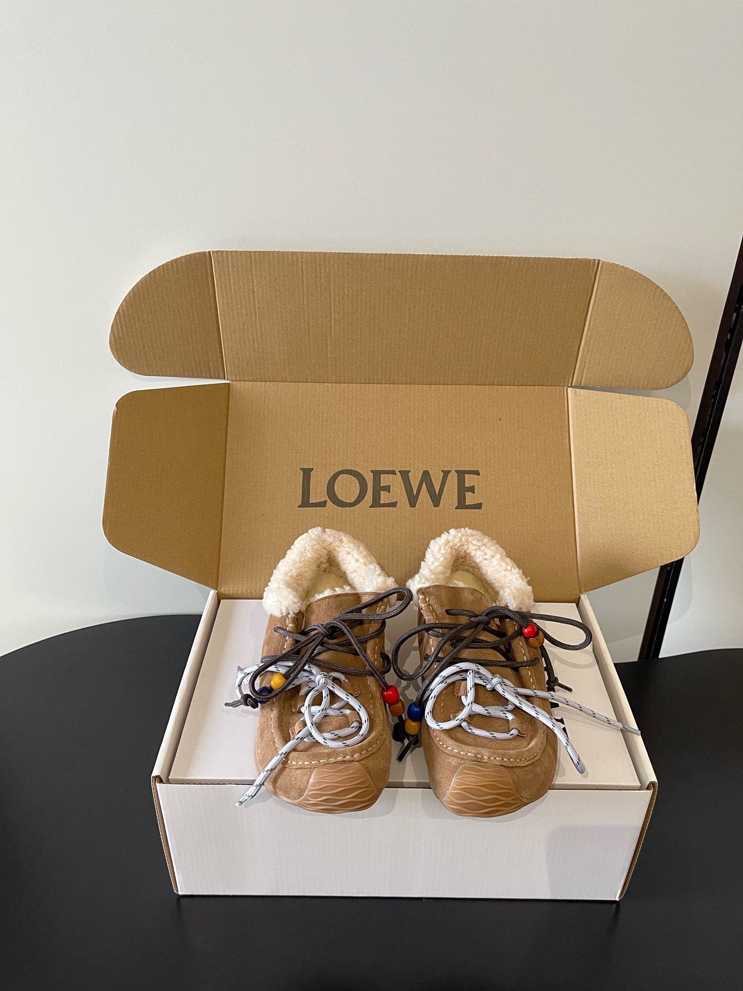 NO:630130,LOEWE's latest wool-lined Forrest shoes, moral training shoes, and sports shoes for autumn and winter. The latest hot style on the Internet, Loewe's color-blocked sports shoes!  The minimalist style is really the ultimate and so versatile!  You can wear it casually and look high-end, and the shoes are very lightweight!  Shopping without stress!  The biggest feature of this shoe is that it is incomparably comfortable on the foot. It is very light and does not feel weight-bearing. There is no need for a running-in period. It is so comfortable that you feel like you are not wearing shoes. Your feet are like old friends. The upper is nubuck leather splicing fabric. The lining is sheepskin. The lining is wool. TPU combined sole SIZE 35-40 (40, custom-made), casual shoes/sports shoes, loewe, loewe, sneakers, sheepskin19860909LOEWE 秋冬最新羊毛里 阿甘鞋 德训鞋 运动鞋 全网最新爆款 罗意威拼色运动鞋！极简风格真的做到极致、实在太百搭！随便穿搭就可以很高级、鞋子很轻便！逛街暴走无压力！这鞋最大特点上脚无敌舒适、穿起来很轻盈没有负重感,无需磨合期、舒适到让你感觉没穿鞋一样、上脚就是老朋友, 鞋面 磨砂皮拼接织布 内里 羊皮 羊毛里 TPU组合鞋底 SIZE 35-40（40、订做）,休闲鞋/运动鞋,loewe,loewe,sneakers,sheepskin,Women's Shoes