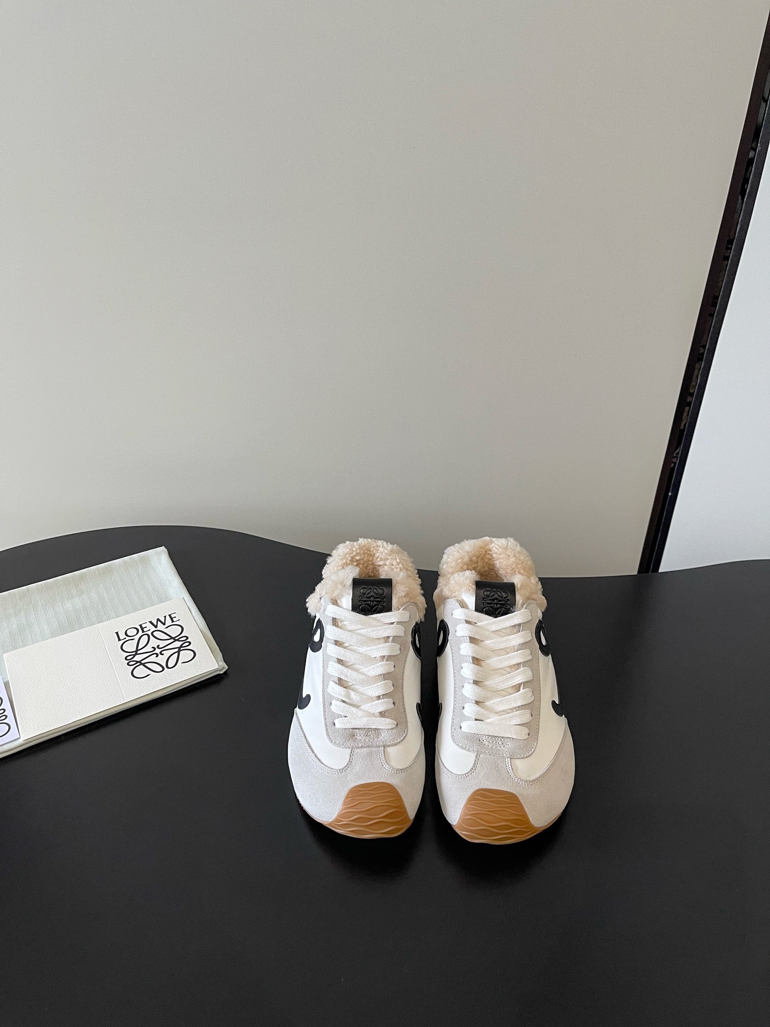 NO:630132,(Men's size) LOEWE's latest wool-lined Forrest shoes for autumn and winter, moral training shoes, sports shoes, the latest hot styles on the Internet, Loewe's color-blocked sports shoes!  The minimalist style is really the ultimate and so versatile!  You can wear it casually and look high-end, and the shoes are very lightweight!  Shopping without stress!  The biggest feature of this shoe is that it is incomparably comfortable on the foot. It is very light and does not feel weight-bearing. It does not require a running-in period. It is so comfortable that you feel like you are not wearing shoes. The foot is like an old friend. The upper is nubuck leather splicing fabric. The lining is sheepskin. Wool lining. TPU combination sole SIZE 35-45 (fastener 20), casual shoes/sports shoes, loewe, loewe, sneakers, sheepskin19860909（男码） LOEWE 秋冬最新羊毛里 阿甘鞋 德训鞋 运动鞋 全网最新爆款 罗意威拼色运动鞋！极简风格真的做到极致、实在太百搭！随便穿搭就可以很高级、鞋子很轻便！逛街暴走无压力！这鞋最大特点上脚无敌舒适、穿起来很轻盈没有负重感,无需磨合期、舒适到让你感觉没穿鞋一样、上脚就是老朋友, 鞋面 磨砂皮拼接织布 内里 羊皮 羊毛里 TPU组合鞋底 SIZE 35-45（扣件20）,休闲鞋/运动鞋,loewe,loewe,sneakers,sheepskin,Women's Shoes