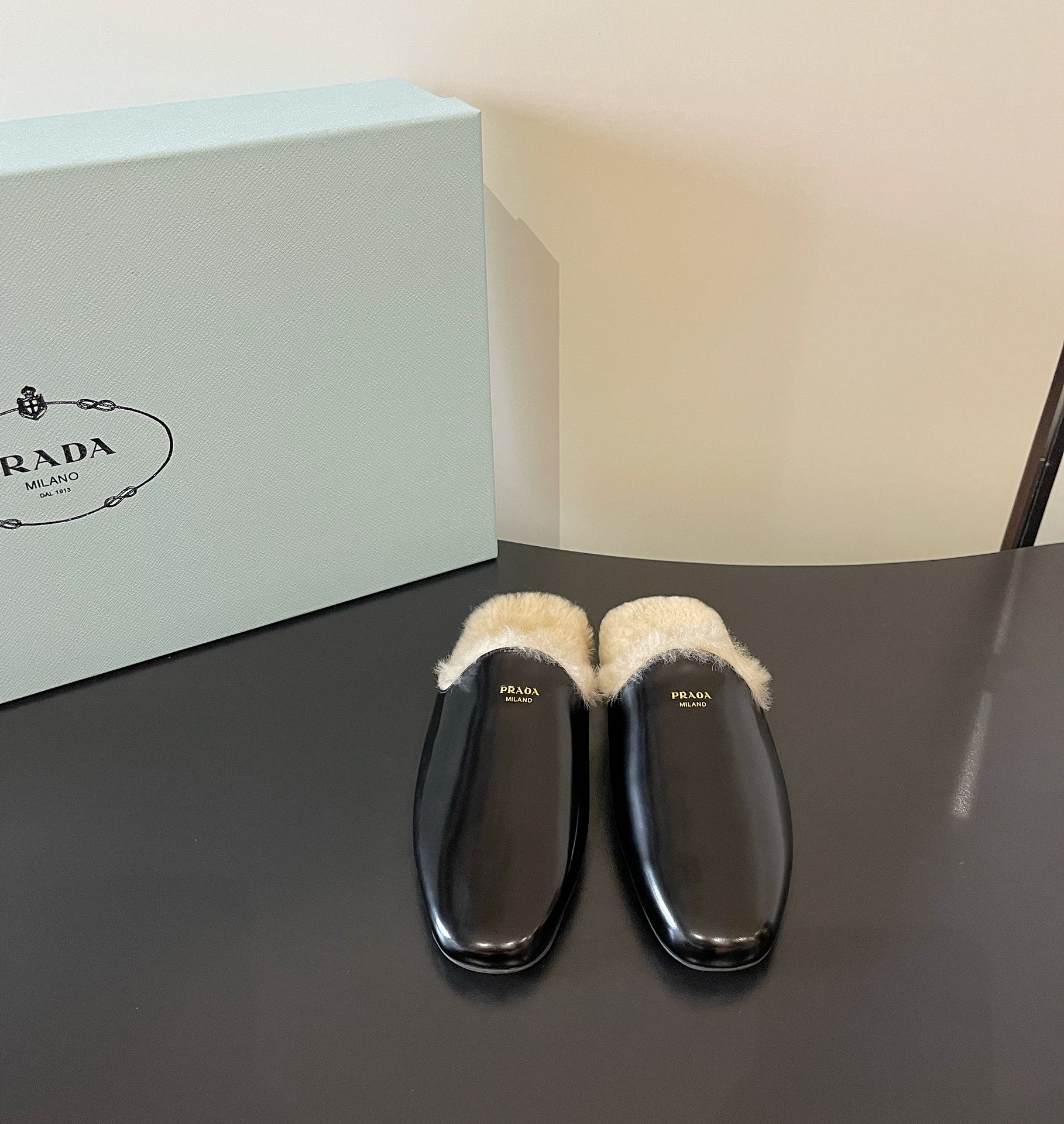 NO:630128,PRADA's latest Boken wool, simple and elegant fur slippers, classic logo embellishment, highlighting the unique brand style. The unique design not only adds a sense of coolness, but is also super easy to put on and take off. Gentle milk tea color, cool black, calm dark brown, suitable for various styles. Upper cowhide, lining wool, code number 35-39, semi-slip fur shoes, prada, prada, slippers, cowhide19860909PRADA普拉达最新 博肯 羊毛 简洁大方 毛毛拖鞋 经典logo点缀,彰显独特的品牌格调 独特设计不仅增添了酷感,穿脱也超方便.温柔奶茶色、酷帅黑色、沉稳深棕,适配各种风格. 鞋面牛皮 内里羊毛 码数35-39,半拖毛毛鞋,prada,prada,slippers,cowhide,Women's Shoes