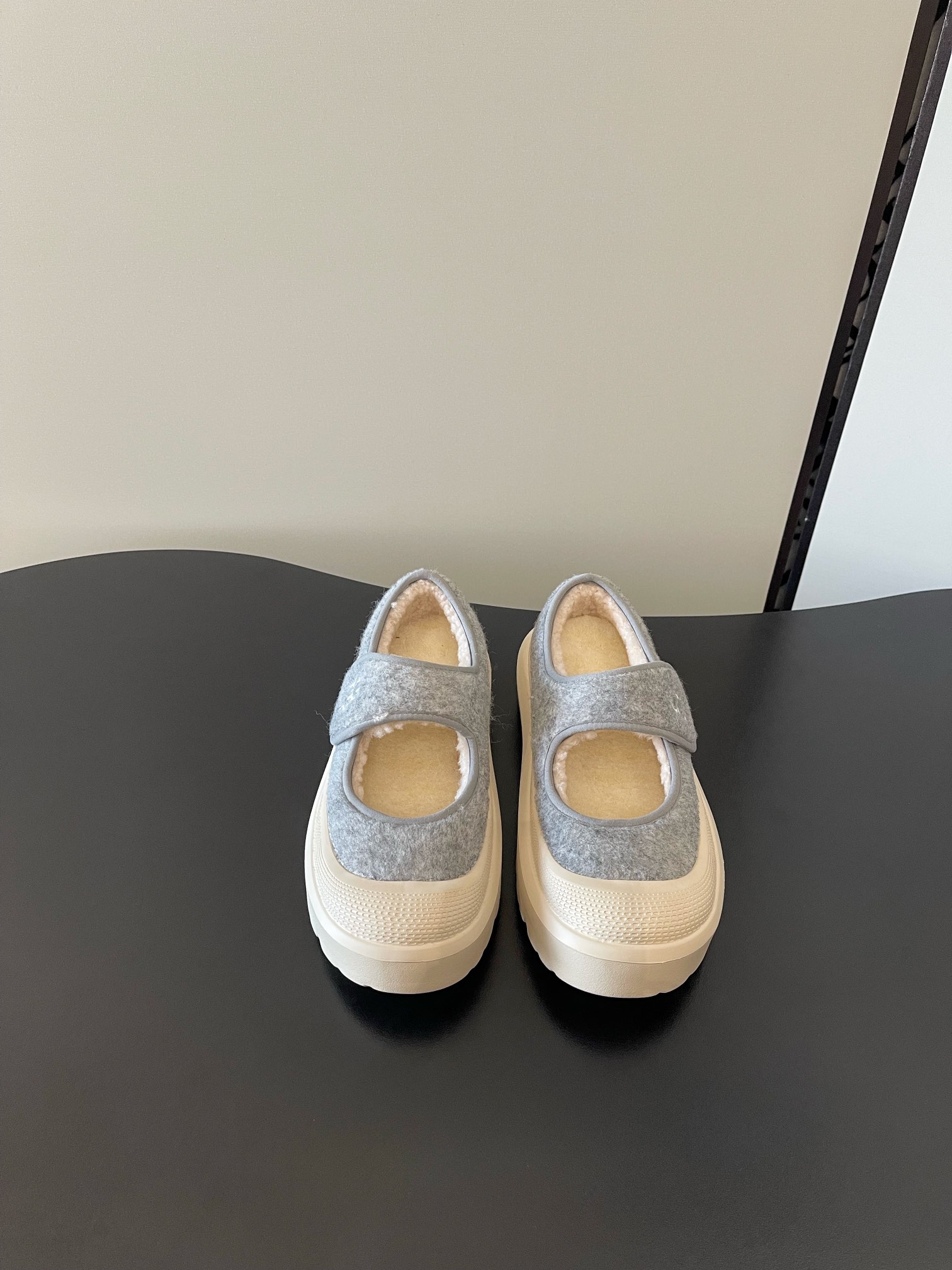 NO:630126,UGG's latest Mary Jane suede low-cut boots, ultra-wool anti-ski boots ———————————————— Highest quality, original shipment, integrated sheepskin, original Treadlite light wing technology composite anti-slip outsole!  It’s trendy and cool on the feet, and you can easily complete the American retro street style~show your personality and capable temperament, and easily achieve urban fashion!  It has its own unique personality and a full sense of luxury!  European and American celebrity supermodels and fashion bloggers have stepped in!  Size 35-40,mary jane,boots,mary jane,sheepskin,chamois leather19860909UGG 最新 玛丽珍麂皮 低帮 一脚套 超羊毛 防滑雪地靴 ———————————————— 最高品质 原单出货 羊皮毛一体 原版Treadlite轻翼科技复合防滑大底！上脚潮酷 轻松完成美式复古街头风～展现个性、干练的气质 轻松拿捏都市时髦感！有自己独特的个性 满满的高级感！欧美明星超模时尚博主们纷纷上脚！ 尺码35-40,玛丽珍,boots,mary jane,sheepskin,chamois leather,Women's Shoes