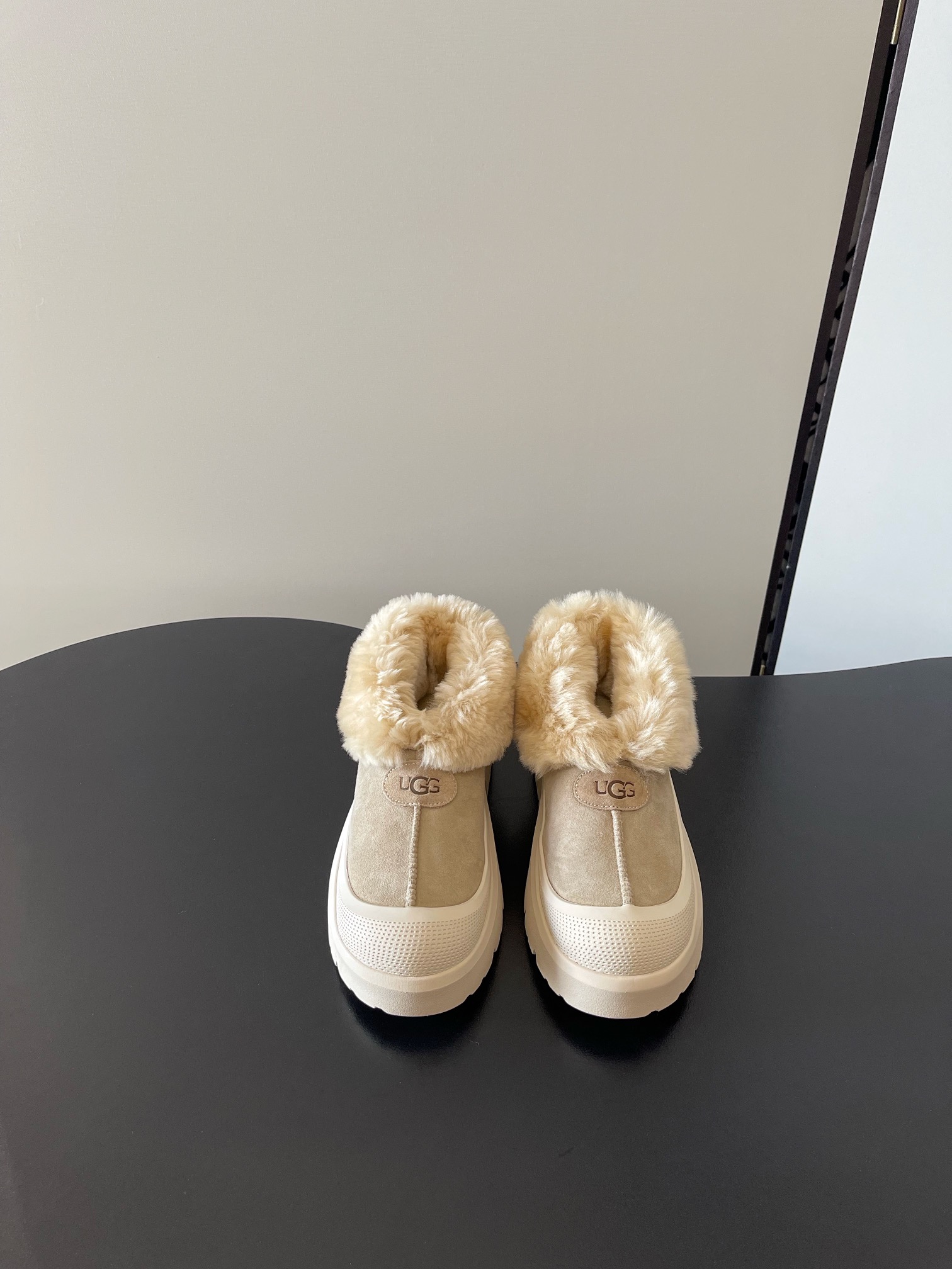 NO:630124,UGG's latest fur-in-one, two-wear, one-leg cover, ultra-wool anti-ski boots ———————————————— Highest quality, original shipment, sheepskin-in-one, original Treadlite lightweight technology composite anti-slip outsole!  It’s trendy and cool on the feet, and you can easily complete the American retro street style~show your personality and capable temperament, and easily achieve urban fashion!  It has its own unique personality and a full sense of luxury!  European and American celebrity supermodels and fashion bloggers have stepped in!  Size 35-40, snow boots, boots, sheepskin19860909UGG 最新 皮毛一体 两穿 一脚套 超羊毛 防滑雪地靴 ———————————————— 最高品质 原单出货 羊皮毛一体 原版Treadlite轻翼科技复合防滑大底！上脚潮酷 轻松完成美式复古街头风～展现个性、干练的气质 轻松拿捏都市时髦感！有自己独特的个性 满满的高级感！欧美明星超模时尚博主们纷纷上脚！ 尺码35-40,雪地靴,boots,sheepskin,Women's Shoes