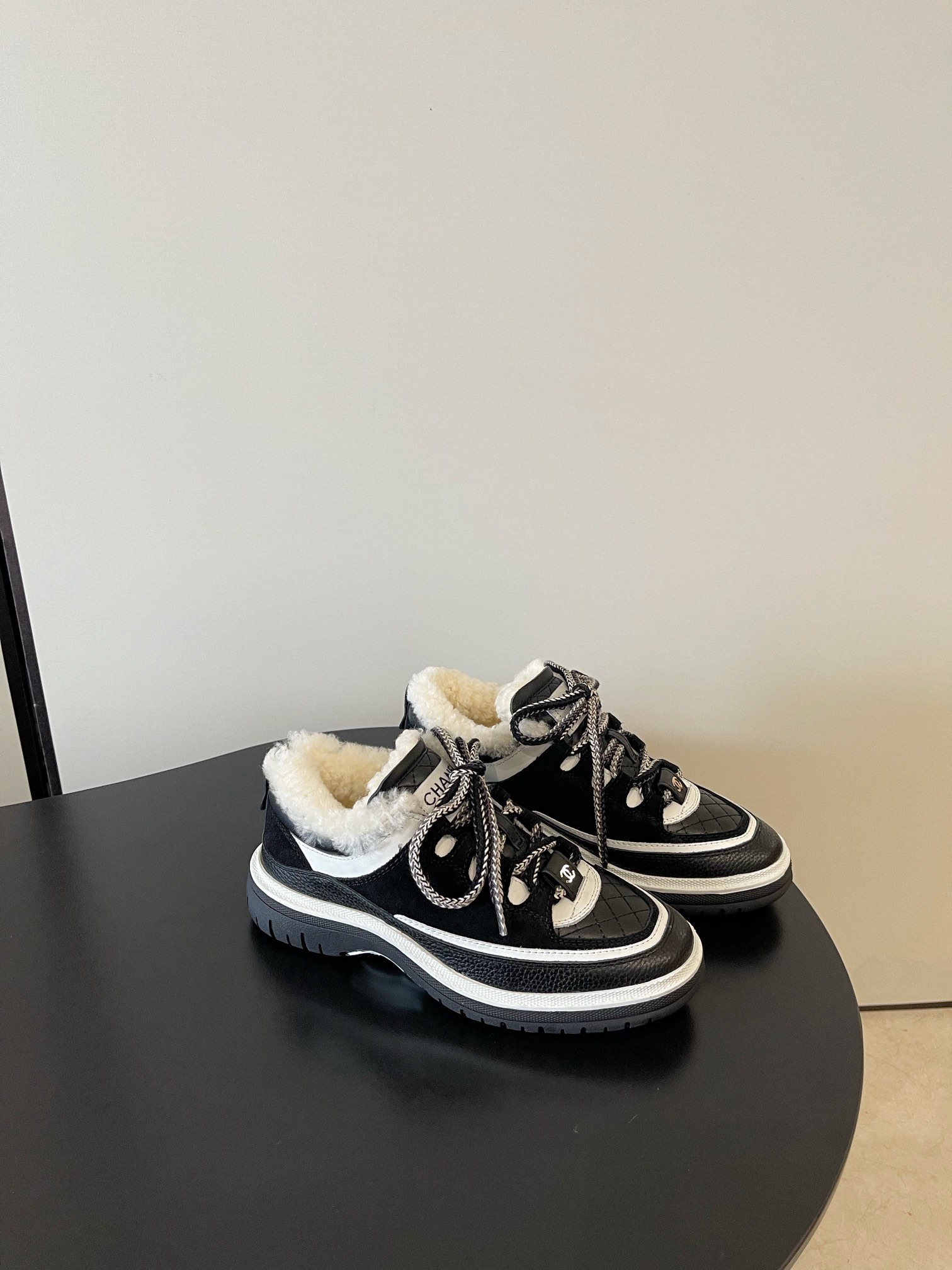 NO:630745,Chanel's latest rhombus laces, wool lining, new colors for sports sneakers, full cowhide leather. The new color fabrics add many elements to make them look very delicate. They make your legs look longer in seconds. They are genuine replicas from the counter. The upper part of the shoes can be said to be really super good!  Size35-40 original packaging, casual shoes/sports shoes, chanel, sneakers, cowhide19860909香奈儿最新 菱格系带 羊毛里 运动球鞋新色 全牛皮皮面 新的配色面料加入很多元素显得十分精致 穿上秒变大长腿 专柜正品复刻 上脚可以说真的超级安利！ Size35-40 原版包装,休闲鞋/运动鞋,chanel,sneakers,cowhide,Women's Shoes