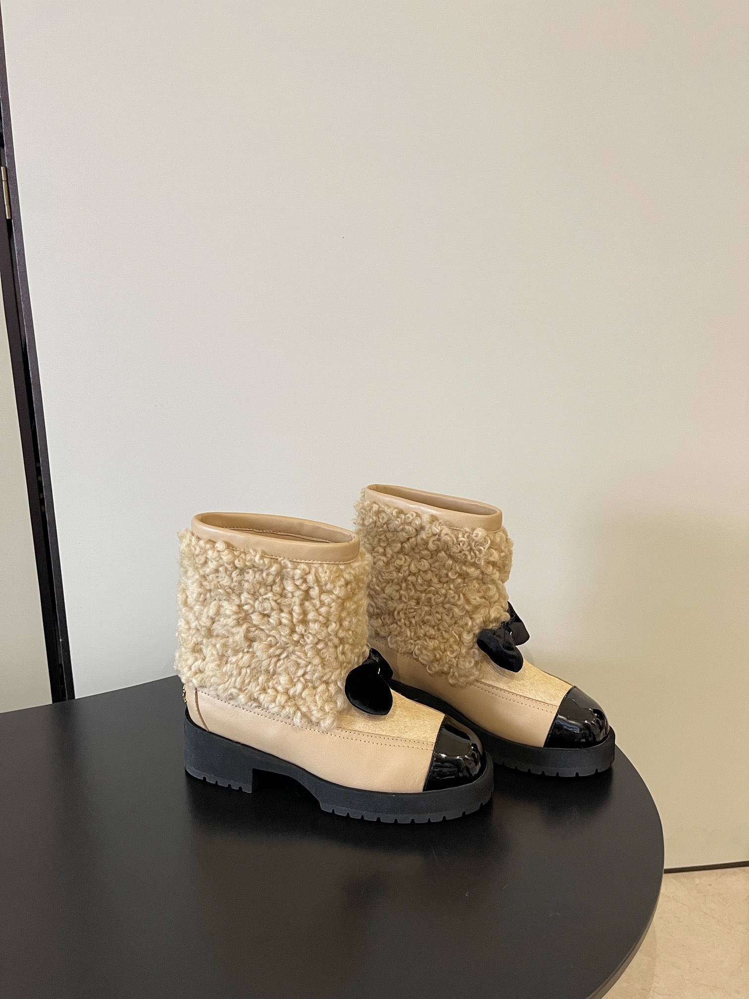 NO:647949,Chanel's latest outer wool rolls, bows, super beautiful little boots, full cowhide leather, new color matching fabrics with many elements added to make them look very delicate, and your legs will become longer in seconds after wearing them. Authentic replicas from the counter, and the feet can be said to be really super good!  Size35-40 original packaging, snow boots, chanel, boots, cowhide19860909香奈儿最新 外羊毛卷 蝴蝶结 超美小短靴 全牛皮皮面 新的配色面料加入很多元素显得十分精致 穿上秒变大长腿 专柜正品复刻 上脚可以说真的超级安利！ Size35-40 原版包装,雪地靴,chanel,boots,cowhide,Women's Shoes