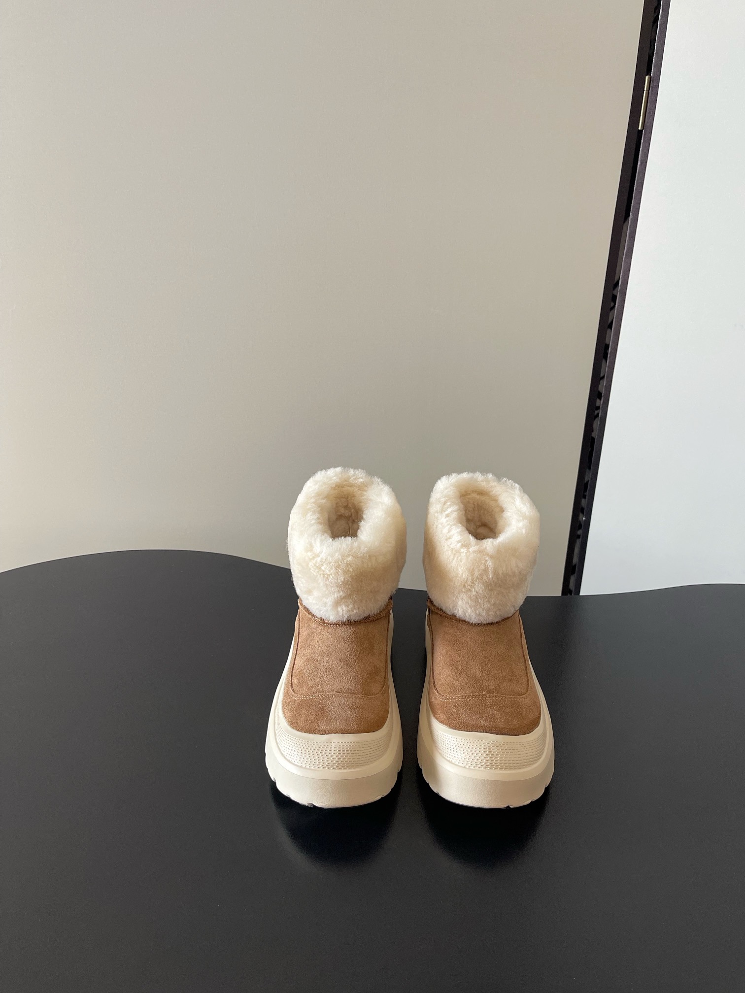 NO:647944,UGG's latest fur integrated, small fur collar, one-leg cover, super wool anti-ski boots ———————————————— Highest quality, original order shipped, Australian imported wool, sheepskin integrated, original Treadlite light wing technology composite anti-slip outsole!  It’s trendy and cool on the feet, and you can easily complete the American retro street style~show your personality and capable temperament, and easily achieve urban fashion!  It has its own unique personality and a full sense of luxury!  European and American celebrity supermodels and fashion bloggers have stepped in!  Size 35-40, snow boots, boots, sheepskin19860909UGG 最新 皮毛一体 小毛领 一脚套 超羊毛 防滑雪地靴 ———————————————— 最高品质 原单出货 澳洲进口羊毛 羊皮毛一体 原版Treadlite轻翼科技复合防滑大底！上脚潮酷 轻松完成美式复古街头风～展现个性、干练的气质 轻松拿捏都市时髦感！有自己独特的个性 满满的高级感！欧美明星超模时尚博主们纷纷上脚！ 尺码35-40,雪地靴,boots,sheepskin,Women's Shoes