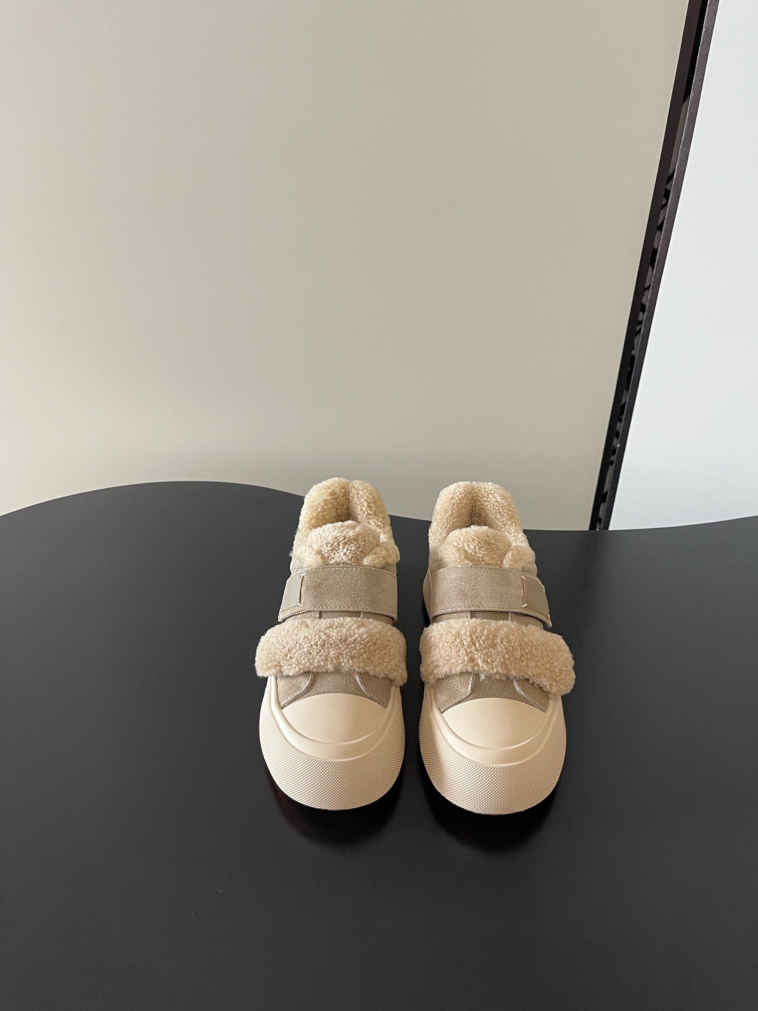 NO:647939,Unlabeled, the latest Velcro, wool lining, new color for sports sneakers, full cowhide leather. The new color matching fabric adds many elements to make it look very delicate. It will make your legs longer in seconds. It is a genuine replica of the counter. It can be said that the upper part is really super Amway!  Size35-40,casual shoes/sports shoes,sneakers,cowhide19860909无标 最新 魔术贴 羊毛里 运动球鞋新色 全牛皮皮面 新的配色面料加入很多元素显得十分精致 穿上秒变大长腿 专柜正品复刻 上脚可以说真的超级安利！ Size35-40,休闲鞋/运动鞋毛毛鞋,sneakers,cowhide,Women's Shoes