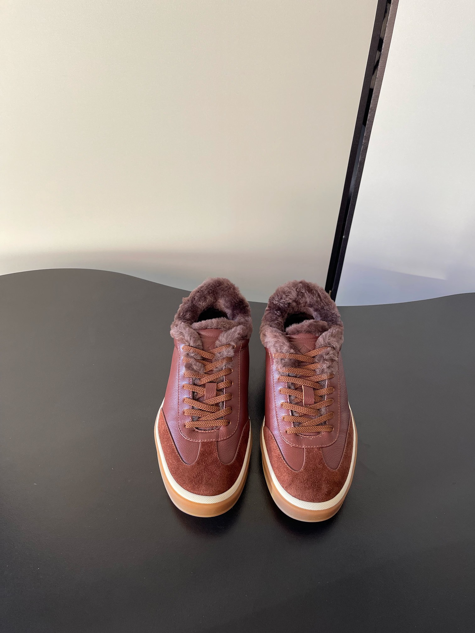 NO:647968,Loro Piana Tennis walk series LP moral training shoes, casual sports shoes, sneakers, wool lining, original purchase, development and production. This new suede tennis shoe adopts an ultra-low-cut design, suitable for year-round wear. The hemmed sole creates a relaxed and charming color combination, harmoniously blending functionality and low-key personality, creating an ideal shoe choice for urban wear.  Soft calfskin tongue with Kummel color insert at the heel, cotton lace upper with embossed LP logo, cow split suede sole, rubber-lined calfskin fabric, original custom-made first-layer cowhide, custom-made calfskin lining inside, fur outsole, original open-molded non-slip rubber material, sole thickness 3CM Size35-46, casual shoes/sports shoes,loro piana,loro piana,sneakers,cowhide19860909Loro Piana 诺悠翩雅Tennis walk系列 LP德训鞋 休闲 运动鞋 板鞋 羊毛里 原版购入开发 做货 这款新款绒面革网球鞋采用超低帮设计,适合全年穿着. 包边鞋底营造轻松迷人的色彩组合,将功能性与低调个性风格和谐融合 打造都市着装的理想鞋履选择. 鞋跟处饰以Kummel色嵌片柔软小牛皮鞋舌,压印LP徽标棉质鞋带鞋面,牛剖层绒面革鞋底 橡胶衬里小牛皮 面料原版定制头层牛皮 内里定制小牛皮里 毛里 大底原版开模防滑橡胶材质 底厚3CM Size35-46,休闲鞋/运动鞋,loro piana,loro piana,sneakers,cowhide,Women's Shoes