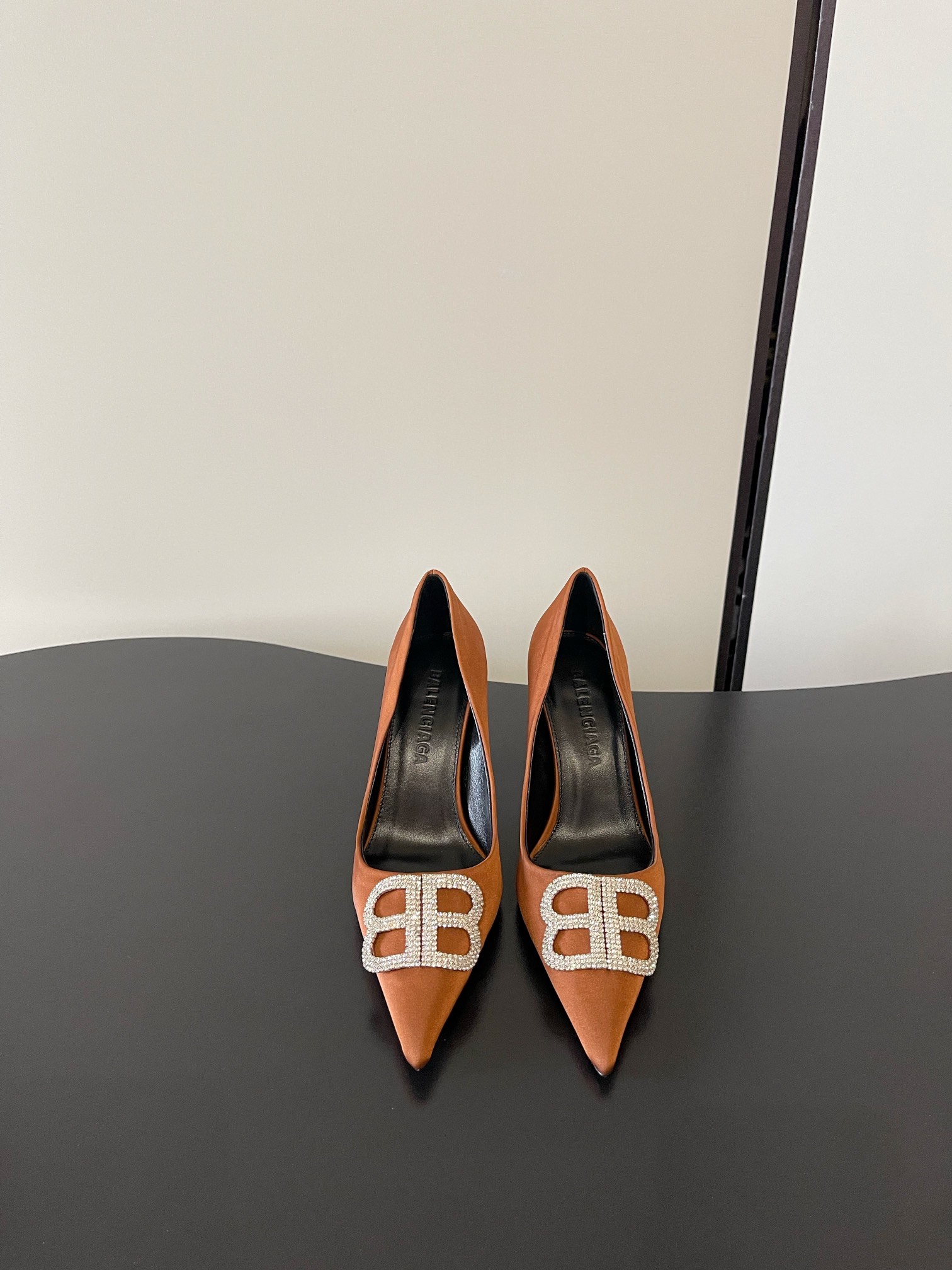 NO:649731,Balenciaga's latest annual meeting, pointed toe, silk, ornate buckle high-heeled model, taking fashion to the extreme, Balenciaga pointed toe sandals, Balenciaga's shoes are absolutely amazing. I want to buy every pair because really every pair has its own sense of fashion. The essence of the whole pair of shoes is its toe. It is long and pointed enough without feeling bloated. It is very high-end and slim. The original version has been modified countless times to create a long and flat eagle toe.  Create a perfect fit. Customized calfskin upper. Original goatskin lining. Heel height 8.5cm, size 35-39, high heels, balenciaga, balenciaga, sandals, high heels, cowhide, sheepskin, real silk19860909巴黎世家Balenciaga 最新年会 尖头 真丝 奥钻扣高跟款 将时髦发挥到极致的 巴黎世家尖头凉鞋巴黎世家的鞋子绝对开了挂 每一双都想去入 因为真的每一对都自带时髦感 整双鞋的精髓就是它的鞋头了 够长够尖 并且不带臃肿感 非常高级并且显瘦 原版无数次套楦修改才能做出又长又扁的鹰嘴鞋头 打造出完美版型 鞋面定制小牛皮 内里原版一致山羊皮 跟高8.5cm size35-39,高跟鞋单鞋,balenciaga,balenciaga,sandals,high heels,cowhide,sheepskin,real silk,Women's Shoes