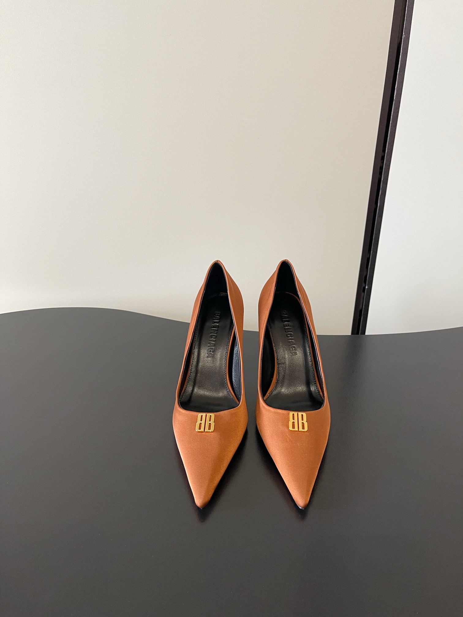 NO:649748,Balenciaga's latest annual meeting, pointed toe, silk, small gold buckle high heels, taking fashion to the extreme, Balenciaga pointed toe sandals, Balenciaga's shoes are absolutely amazing. I want to buy every pair because really every pair has its own sense of fashion. The essence of the whole pair of shoes is its toe. It is long and pointed enough without feeling bloated. It is very high-end and slim. The original version has been modified countless times to create a long and flat eagle toe.  Create a perfect fit. Customized calfskin upper. Original goatskin lining. Heel height 8.5cm, size 35-39, high heels, balenciaga, balenciaga, sandals, high heels, cowhide, sheepskin, real silk19860909巴黎世家Balenciaga 最新年会 尖头 真丝 小金扣高跟款 将时髦发挥到极致的 巴黎世家尖头凉鞋巴黎世家的鞋子绝对开了挂 每一双都想去入 因为真的每一对都自带时髦感 整双鞋的精髓就是它的鞋头了 够长够尖 并且不带臃肿感 非常高级并且显瘦 原版无数次套楦修改才能做出又长又扁的鹰嘴鞋头 打造出完美版型 鞋面定制小牛皮 内里原版一致山羊皮 跟高8.5cm size35-39,高跟鞋单鞋,balenciaga,balenciaga,sandals,high heels,cowhide,sheepskin,real silk,Women's Shoes