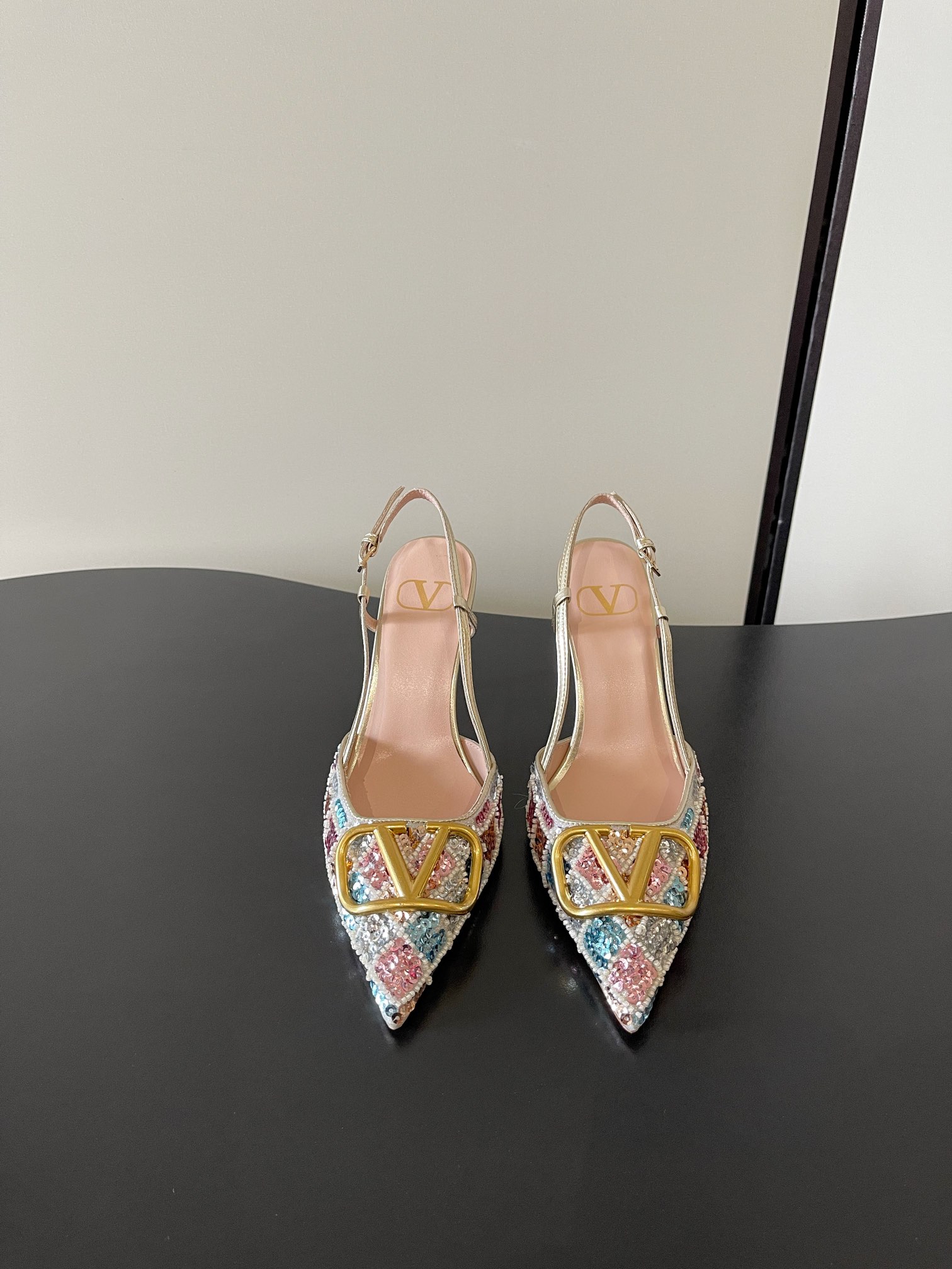 NO:649790,VALENTINO Valentino's latest beaded classic V buckle is a must-have artifact for the annual party. The classic handmade beading technology that has caught the attention of V families has become very popular in recent years. Diamond buckles can be salty or sweet ~ extremely comfortable!  Customized imported silk upper, customized sheepskin lining, imported genuine leather outsole, size 35-39, high heels and sandals, valentino, valentino, sandals, high heels, sheepskin, real silk, Leather soles19860909VALENTINO 华伦天奴 最新 串珠 经典V扣 年会必备神器 V家眼前一亮的经典手工串珠工艺近年大热钻扣 可咸可甜～舒适度超高！ 鞋面定制进口真丝 内里定制绵羊皮 鞋底进口真皮大底 码数35-39,高跟鞋凉鞋,valentino,valentino,sandals,high heels,sheepskin,real silk,Leather soles,Women's Shoes