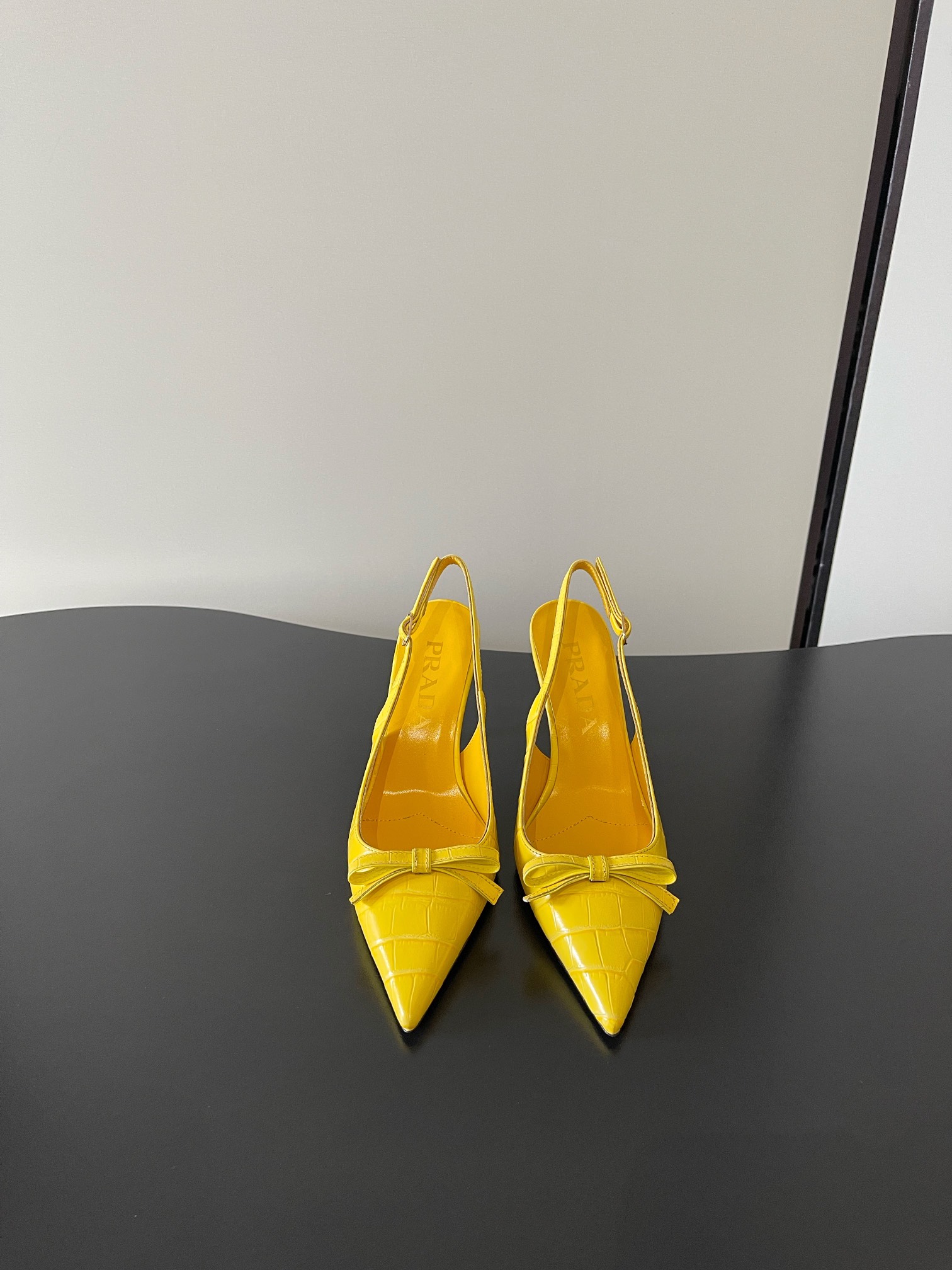 NO:649799,PRADA Prada's latest pointed toe, stone pattern, and bow must-have high heels for the annual meeting. Pointed toe sandals that take fashion to the extreme. Prada's shoes are absolutely popular. I want to buy every pair because really every pair has its own sense of fashion. The essence of the entire pair of shoes is its toe. It is long and pointed without being bloated. It is very high-end and slim. The original version has been modified countless times to create a long and flat hawkbill toe to create a perfect fit.  Customized calfskin upper, original goatskin lining, heel height 8.5cm, size 35-39, high heels sandals, prada, prada, sandals, high heels, cowhide, sheepskin19860909PRADA 普拉达 最新尖头 石头纹 蝴蝶结 年会必备高跟款 将时髦发挥到极致的 尖头凉鞋普拉达的鞋子绝对开了挂 每一双都想去入 因为真的每一对都自带时髦感 整双鞋的精髓就是它的鞋头了 够长够尖 并且不带臃肿感 非常高级并且显瘦 原版无数次套楦修改才能做出又长又扁的鹰嘴鞋头 打造出完美版型 鞋面定制小牛皮 内里原版一致山羊皮 跟高8.5cm size35-39,高跟鞋凉鞋,prada,prada,sandals,high heels,cowhide,sheepskin,Women's Shoes