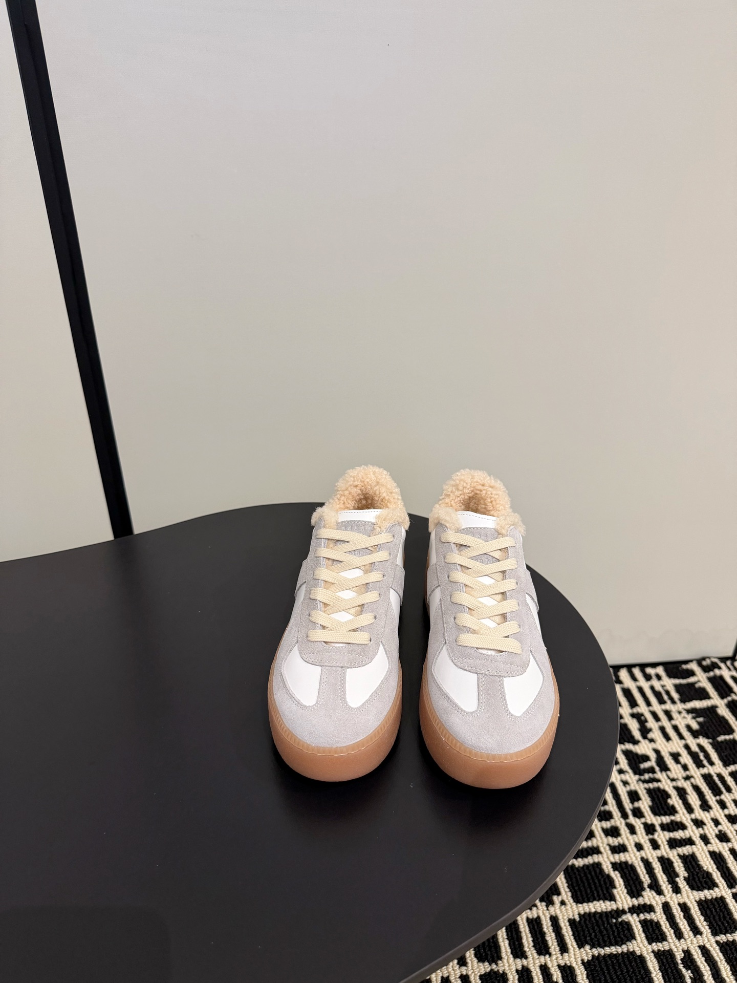 NO:668816,Pili Maoli mm6 latest classic Dexun thick-soled woolen casual shoes. A shoe highly recommended by Xiaohongshu and ins. It must be purchased with the original version!  Material custom cowhide, lamb wool lining, shoe size 35-40, casual shoes/sports shoes, masion margiela, sneakers, cowhide19860909皮里 毛里 mm6 最新经典德训厚底羊毛里 休闲鞋 小红书和ins超级推荐的一款鞋子 必须原版开款 ！ 材质定制牛皮 内里羊羔毛 鞋码35-40,休闲鞋/运动鞋,masion margiela,sneakers,cowhide,Women's Shoes