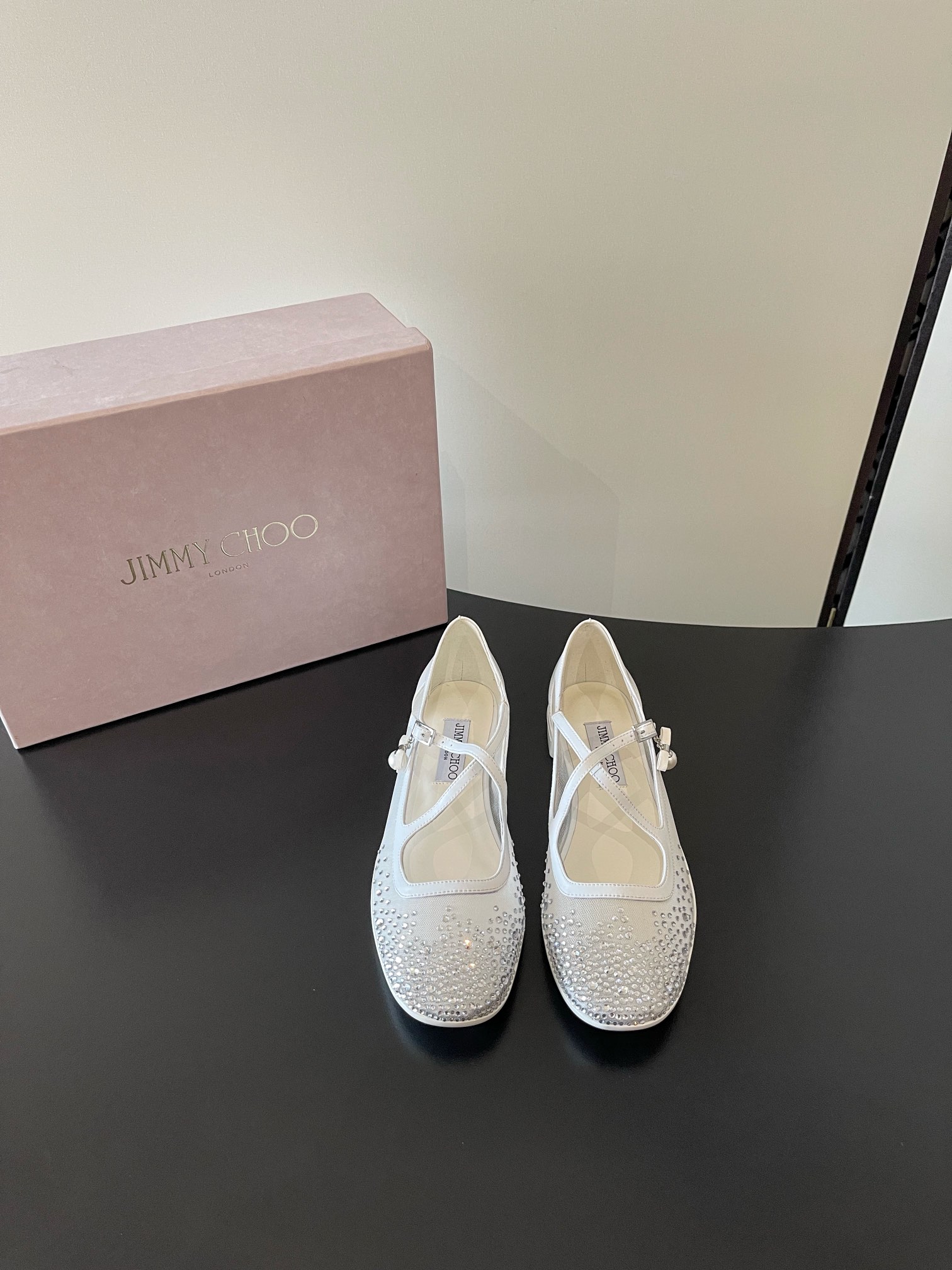 NO:668815,(Highest version) Jimmy Choo's highest quality, the latest hot diamond cross Mary Jane pearls, ballet shoes, single shoes, synchronized counters, focusing on sophistication, comfort, leisure, sweetness, easy to satisfy no matter the style, blingbling, a noble and elegant atmosphere, shining without being vulgar!  The shape of the shoe is very flattering to the foot shape, the smooth lines show a sense of high-end, and the upper foot is exquisite and looks younger!  Imported sheepskin lining, outsole imported from Italy, high flat sole, Size 35-41 (40 to 41 customized, non-returnable), ballet shoes, jimmy choo, mary jane, sheepskin19860909（最高版本） Jimmy Choo 最高品质 最新烫钻交叉玛丽珍 珍珠 芭蕾舞鞋 单鞋 同步专柜 主打精致 舒适度休闲 甜美  无解风都轻松满足 blingbling 迎面扑来高贵典雅的气息,闪亮不显庸俗！鞋型非常修饰脚型,流畅线条尽显高级感,上脚精致又减龄！ 内里进口羊皮, 意大利进口大底 跟高平底 Size35-41（40 41订做不退换）,芭蕾舞鞋,jimmy choo,mary jane,sheepskin,Women's Shoes