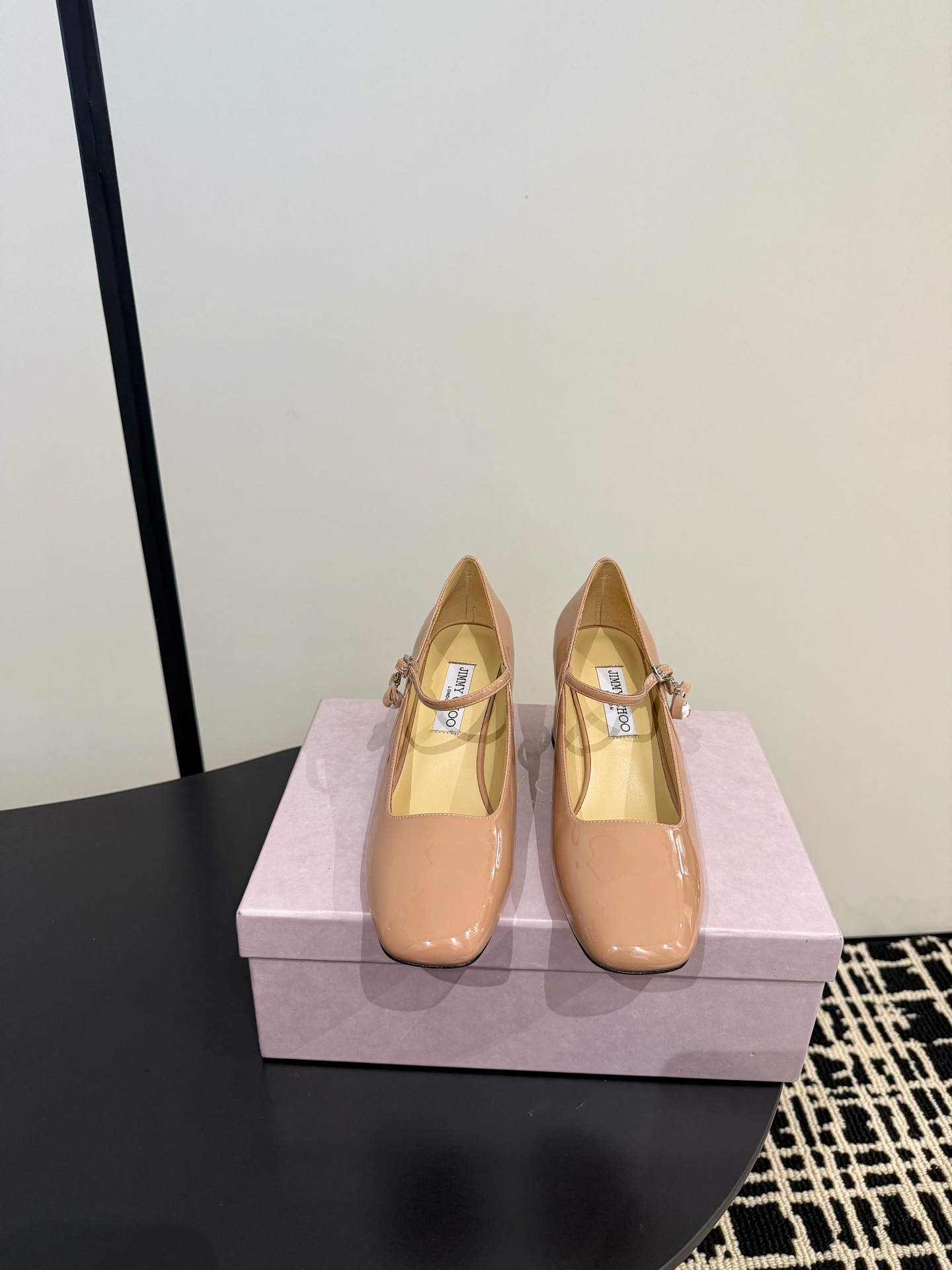 NO:668814,(Highest version) Jimmy Choo's highest quality, the latest color-blocked leather, Mary Jane pearls, ballet shoes, thick-heeled shoes, synchronized counters, focusing on sophistication, comfort, casualness, sweetness, and easy satisfaction regardless of style. blingbling brings a noble and elegant atmosphere, shining without being vulgar!  The shape of the shoe is very flattering to the foot shape, the smooth lines show a sense of high-end, and the upper foot is exquisite and looks younger!  Imported sheepskin lining, outsole imported from Italy, heel height 7.5cm, Size 35-41 (40 41 customized, non-refundable), high-heeled shoes, jimmy choo, mary jane, high heels, sheepskin19860909（最高版本） Jimmy Choo 最高品质 最新拼色皮 玛丽珍 珍珠 芭蕾舞鞋 粗跟单鞋 同步专柜 主打精致 舒适度休闲 甜美  无解风都轻松满足 blingbling 迎面扑来高贵典雅的气息,闪亮不显庸俗！鞋型非常修饰脚型,流畅线条尽显高级感,上脚精致又减龄！ 内里进口羊皮, 意大利进口大底 跟高7.5cm Size35-41（40 41订做不退换）,高跟鞋单鞋,jimmy choo,mary jane,high heels,sheepskin,Women's Shoes