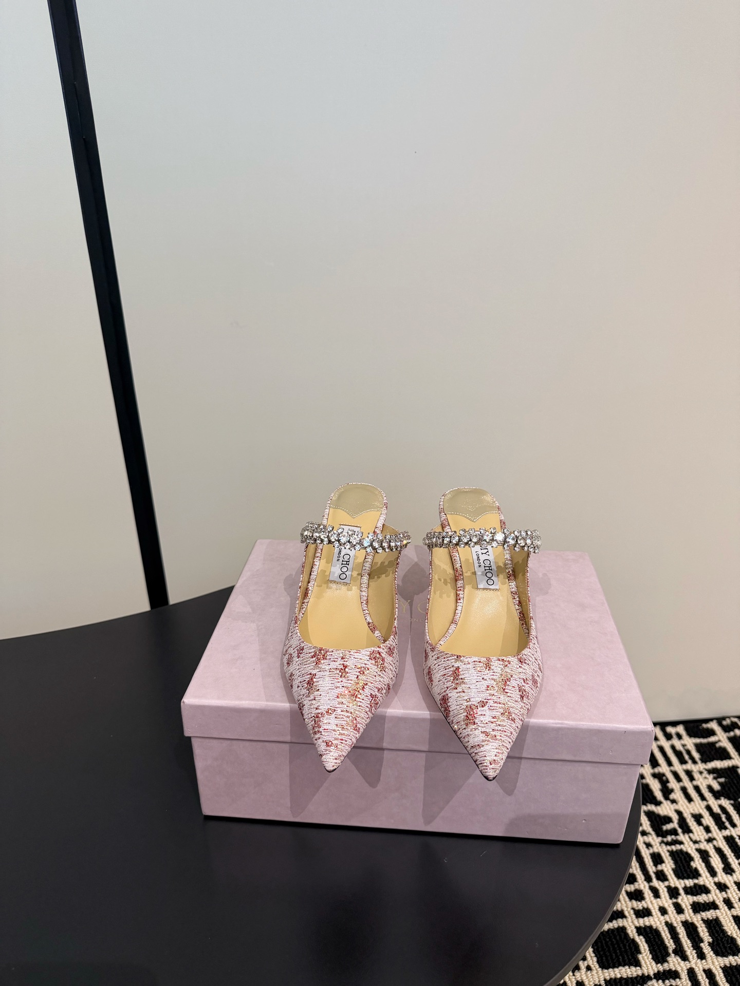 NO:668813,Jimmy Choo's highest quality, the latest classic diamond chain, Grete heavy craftsmanship crystal half-slippers, synchronized counters, focusing on exquisiteness, comfort, casualness, sweetness, and easy satisfaction regardless of style. blingbling brings a noble and elegant atmosphere, shining without being vulgar!  The shape of the shoe is very flattering to the foot shape, the smooth lines show a sense of high-end, and the upper foot is exquisite and looks younger!  Imported sheepskin lining, Italian genuine leather outsole, heel height 6.5cm, Size 35-42 (34, 40, 41, 42 are custom-made and non-returnable), semi-sliding high heels, jimmy choo, high heels, slippers, sheepskin, Leather soles19860909Jimmy Choo 最高品质 最新经典钻石链条 格力特重工艺水晶半拖鞋单鞋 同步专柜 主打精致 舒适度休闲 甜美  无解风都轻松满足 blingbling 迎面扑来高贵典雅的气息,闪亮不显庸俗！鞋型非常修饰脚型,流畅线条尽显高级感,上脚精致又减龄！ 内里进口羊皮, 意大利真皮大底 跟高6.5cm Size35-42（34 40 41 42订做不退换）,半拖高跟鞋,jimmy choo,high heels,slippers,sheepskin,Leather soles,Women's Shoes