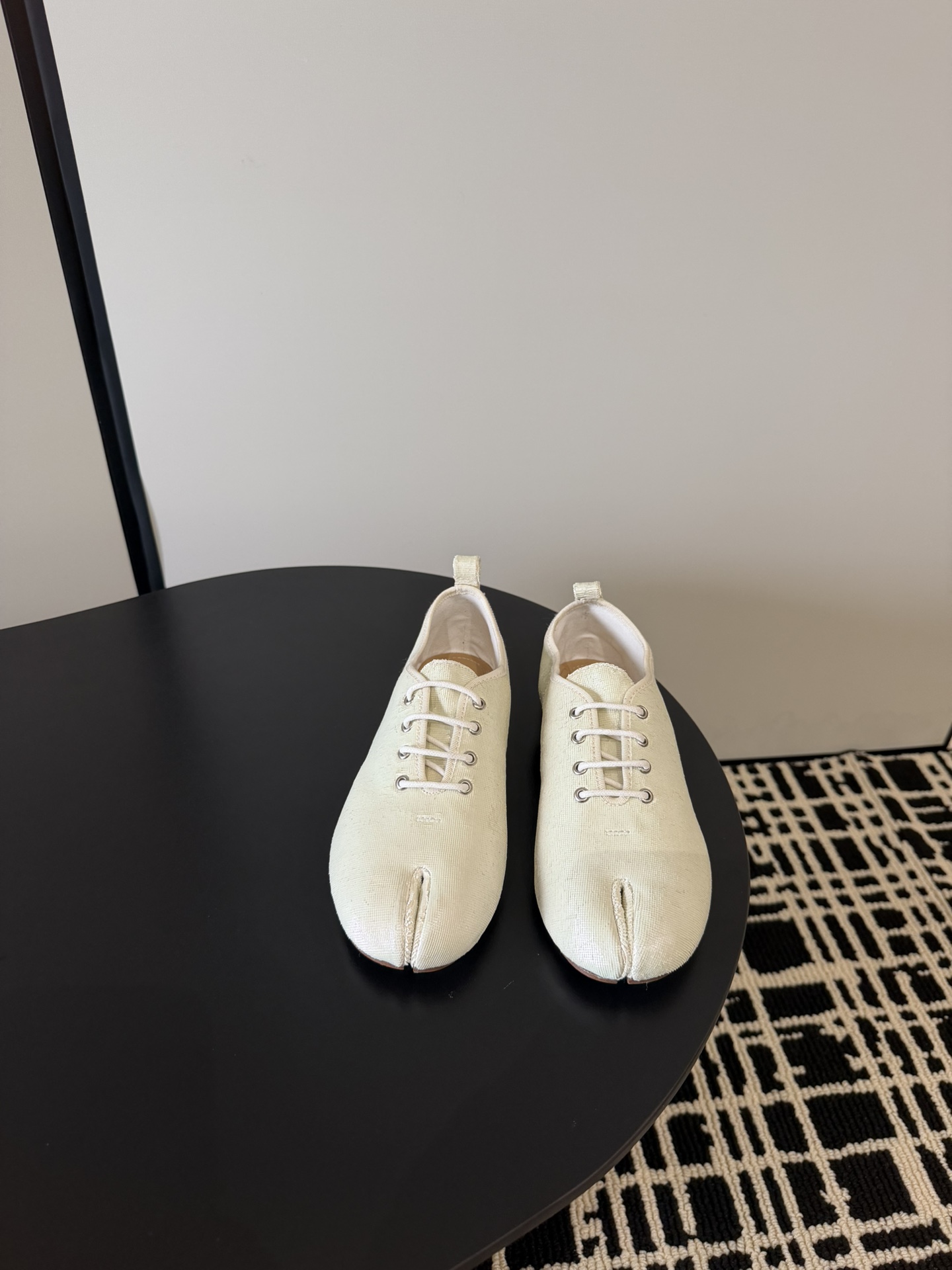 NO:705938,*The latest sheepskin lace-up loafers, two-color, new lace-up with sheepskin, super comfortable on the feet, casual and versatile, you will not regret it if you close your eyes and buy them!  The upper is custom-made imported sheepskin/knife-cut leather, the sole is ZP molded outsole, the color is black, white, black leather, white leather, code number 35-39 (40 can be customized and non-returnable), loafers, loafers, sheepskin19860909*最新羊皮系带乐福鞋 双色·全新系带配羊皮超级舒适脚感 休闲百搭闭眼入都是不会后悔！ 鞋面定制进口羊皮/刀割皮 鞋底ZP开模大底 颜色黑、白、黑刀皮、白刀皮 码数35-39 (40可定做不退换),乐福鞋,loafers,sheepskin,Women's Shoes