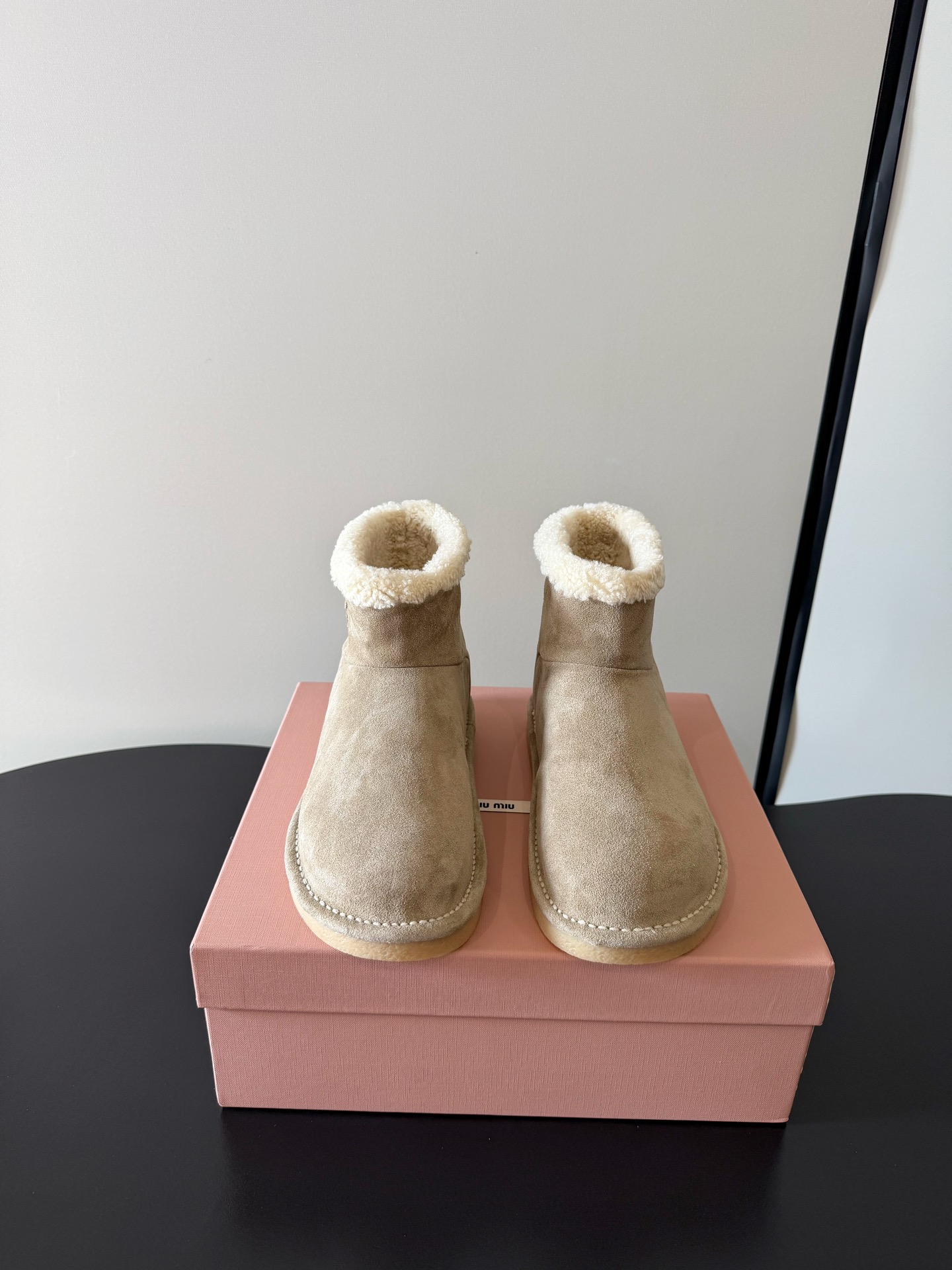 NO:705952,Miumiu's latest footwear, ultra-wool, tendon sole, anti-ski boots ———————————————— Highest quality, original shipment, sheepskin integrated, original non-slip outsole!  It’s trendy and cool on the feet, and you can easily complete the American retro street style~show your personality and capable temperament, and easily achieve urban fashion!  It has its own unique personality and a full sense of luxury!  European and American celebrity supermodels and fashion bloggers have stepped in!  Size 35-40,snow boots,miumiu,boots,sheepskin19860909miumiu最新 一脚套 超羊毛 牛筋底 防滑雪地靴 ———————————————— 最高品质 原单出货 羊皮毛一体 原版防滑大底！上脚潮酷 轻松完成美式复古街头风～展现个性、干练的气质 轻松拿捏都市时髦感！有自己独特的个性 满满的高级感！欧美明星超模时尚博主们纷纷上脚！ 尺码35-40,雪地靴,miumiu,boots,sheepskin,Women's Shoes