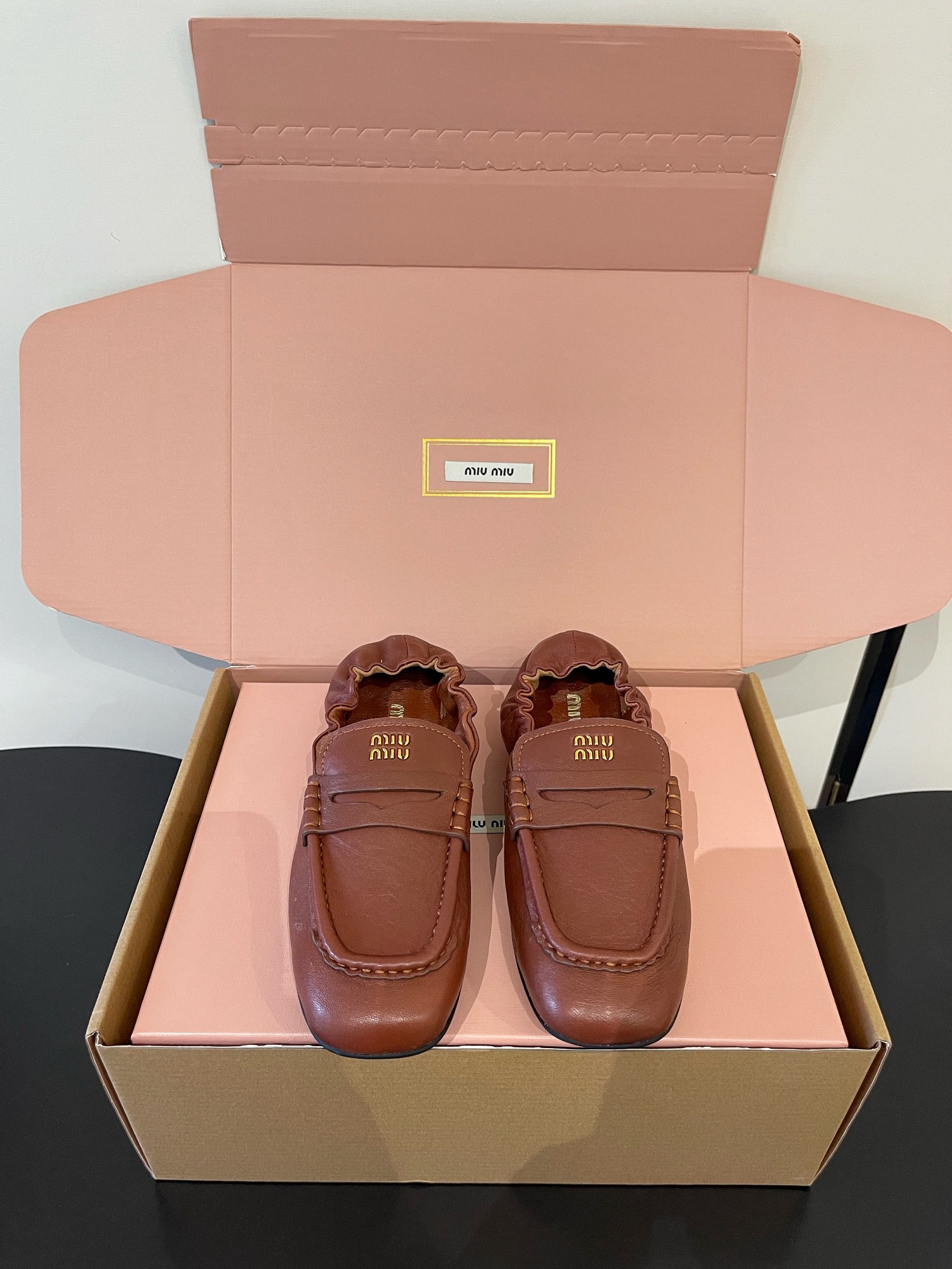 NO:705949,(Airplane Box 10) Miu Miu’s new Nappa sheepskin pleated square-toe loafers are now available!  Recreate classic loafers with a more retro look. Miu Miu's new sheepskin heel pleated loafers are made of Nappa leather to show elegant retro temperament. The pleated heel design is easy to put on and take off and has the relaxed and casual feeling of old money. The upper is decorated with a gold embossed logo. Exquisite details embellish the overall design. Low-key and unique style. Size 35-40 [34 41 42 customization is not returnable], single shoes, miumiu, loafers, sheepskin19860909（飞机盒10） Miu Miu全新Nappa羊皮抽褶方头乐福鞋上架！ 以更复古的造型重新打造经典乐福鞋 Miu Miu新款羊皮后跟抽褶乐福鞋采用Nappa皮革制成彰显优雅复古气质 后跟抽褶的设计方便穿脱的同时更是带有老钱的松弛随性感. 鞋面饰有金色压花徽标 精致细节点缀整体设计 低调又别具风格 码数35-40【34 41 42定制不退换】,单鞋,miumiu,loafers,sheepskin,Women's Shoes