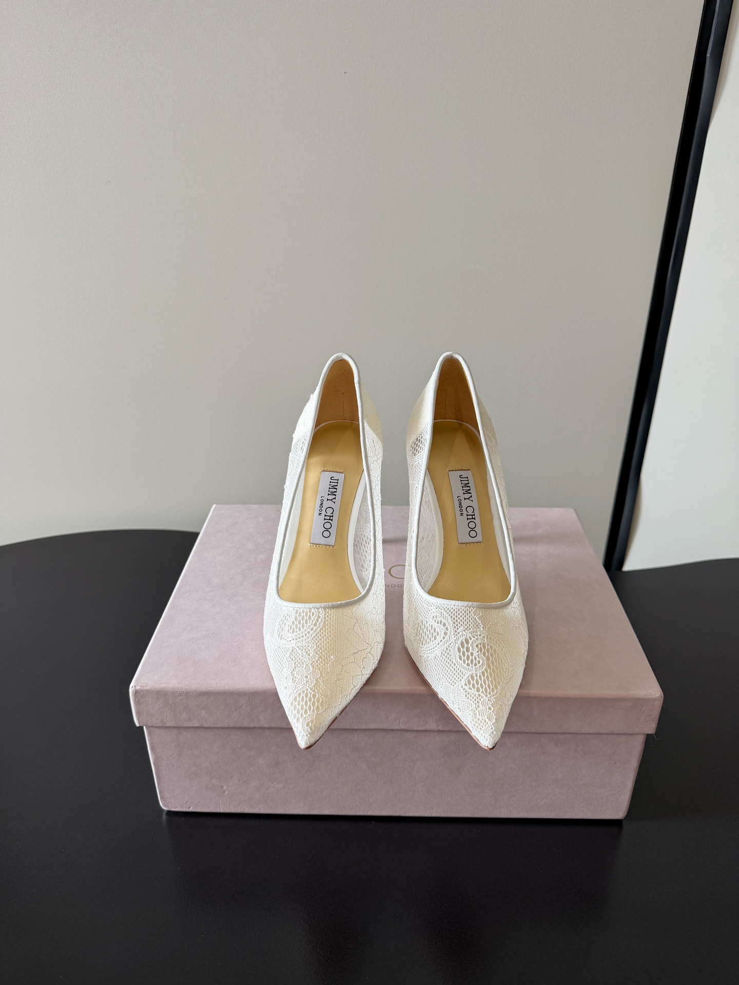 NO:705945,Jimmy Choo's latest classic lace shoes of the highest quality, synchronized counters, focus on sophistication, comfort, casualness, sweetness, and can easily satisfy any style. blingbling brings a noble and elegant atmosphere to the face, shining without being vulgar!  The shape of the shoe is very flattering to the foot shape, the smooth lines show a sense of high-end, and the upper foot is exquisite and looks younger!  Imported sheepskin lining, Italian genuine leather outsole, high flat sole 6.5cm 8.5 Size35-42 (34 40 41 custom made, non-returnable), single shoes, jimmy choo, sheepskin, Leather soles19860909Jimmy Choo 最高品质 最新经典蕾丝单鞋 同步专柜 主打精致 舒适度休闲 甜美  无解风都轻松满足 blingbling 迎面扑来高贵典雅的气息,闪亮不显庸俗！鞋型非常修饰脚型,流畅线条尽显高级感,上脚精致又减龄！ 内里进口羊皮, 意大利真皮大底 跟高平底 6.5cm 8.5 Size35-42（34 40 41 订做不退换）,单鞋,jimmy choo,sheepskin,Leather soles,Women's Shoes