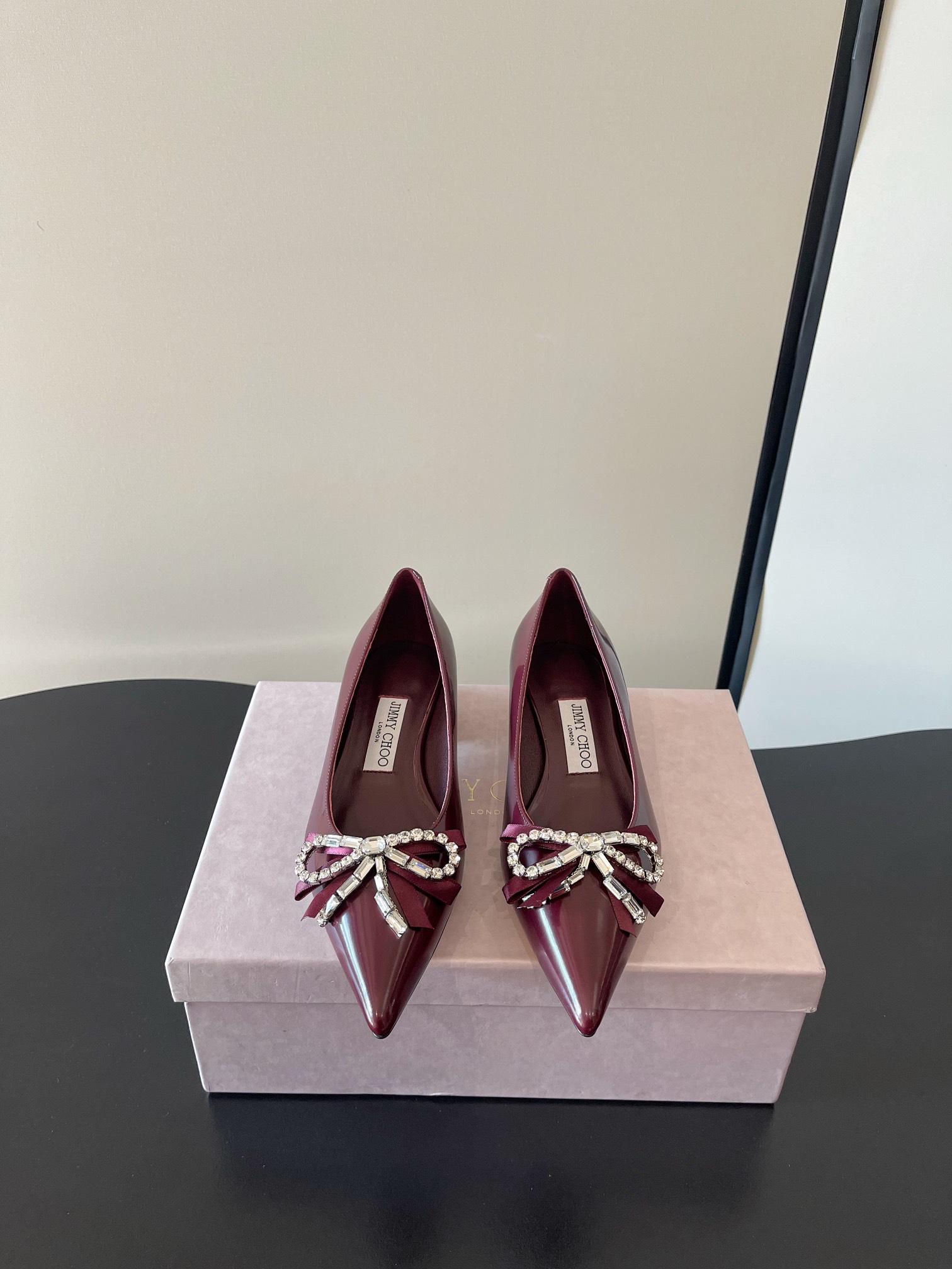 NO:723273,Jimmy Choo's highest quality, most bow-tie, diamond square-heeled shoes, synchronized counters, focus on sophistication, comfort, casualness, sweetness, and can easily satisfy any style. blingbling brings a noble and elegant atmosphere, shining without being vulgar!  The shape of the shoe is very flattering to the foot shape, the smooth lines show a sense of high-end, and the upper foot is exquisite and looks younger!  Imported sheepskin lining, Italian genuine leather outsole, heel height 2.5cm, Size 35-41 (34 40 41 customized, non-returnable), high-heeled shoes, jimmy choo, high heels, sheepskin, Leather soles19860909Jimmy Choo 最高品质 最蝴蝶结 奥钻 方跟单鞋 同步专柜 主打精致 舒适度休闲 甜美  无解风都轻松满足 blingbling 迎面扑来高贵典雅的气息,闪亮不显庸俗！鞋型非常修饰脚型,流畅线条尽显高级感,上脚精致又减龄！ 内里进口羊皮, 意大利真皮大底 跟高2.5cm Size35-41（34 40 41 订做不退换）,高跟鞋单鞋,jimmy choo,high heels,sheepskin,Leather soles,Women's Shoes