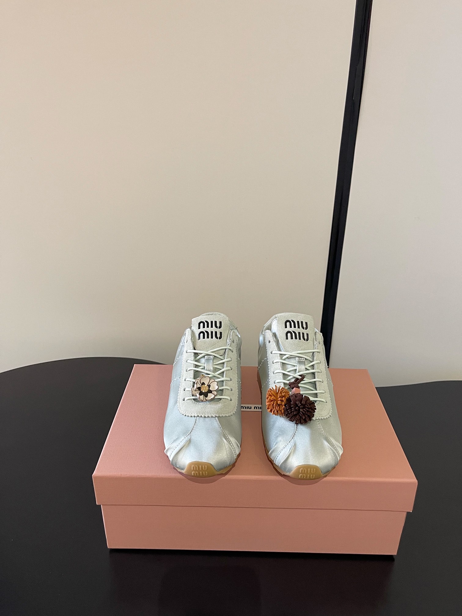 NO:723263,miumiu's latest early spring European and American retro fashion moral training Forrest Gump silk satin ballet casual shoes original top-quality replicas sold simultaneously at counters. The fabric is made of specially imported calfskin. The whole pair of shoes is very textured. The lining is cowhide. The imported original outsole is simple and fashionable. The upper feet are very delicate!  Size 35-40 (40 is custom-made and non-returnable), casual shoes/sports shoes, miumiu, sneakers, cowhide, real silk, silk fabric19860909miumiu 最新早春欧美 复古 时尚 德训 阿甘 真丝绸缎 芭蕾舞 休闲鞋  原版顶级复刻 专柜同步发售 面料采用特供进口小牛皮面 整双鞋就是非常显质感 内里垫脚牛皮 进口原版大底 款式简约时尚 上脚十分显秀气 ！ Size 35-40（40 定做不退换）,休闲鞋/运动鞋,miumiu,sneakers,cowhide,real silk,silk fabric,Women's Shoes