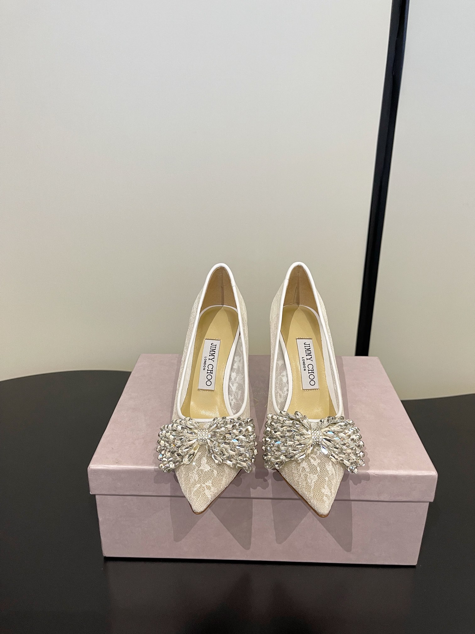 NO:706990,Jimmy Choo's highest quality, the latest mesh bows, Austrian diamonds, square-heeled shoes, synchronized counters, focusing on sophistication, comfort, casualness, sweetness, and easy satisfaction regardless of style. blingbling brings a noble and elegant atmosphere to the face, shining without being vulgar!  The shape of the shoe is very flattering to the foot shape, the smooth lines show a sense of high-end, and the upper foot is exquisite and looks younger!  Imported sheepskin lining, Italian genuine leather outsole, heel height 2.5cm, Size 35-41 (34 40 41 customized, non-returnable), high-heeled shoes, jimmy choo, high heels, sheepskin, Leather soles19860909Jimmy Choo 最高品质 最新网纱蝴蝶结 奥钻 方跟单鞋 同步专柜 主打精致 舒适度休闲 甜美  无解风都轻松满足 blingbling 迎面扑来高贵典雅的气息,闪亮不显庸俗！鞋型非常修饰脚型,流畅线条尽显高级感,上脚精致又减龄！ 内里进口羊皮, 意大利真皮大底 跟高2.5cm Size35-41（34 40 41 订做不退换）,高跟鞋单鞋,jimmy choo,high heels,sheepskin,Leather soles,Women's Shoes