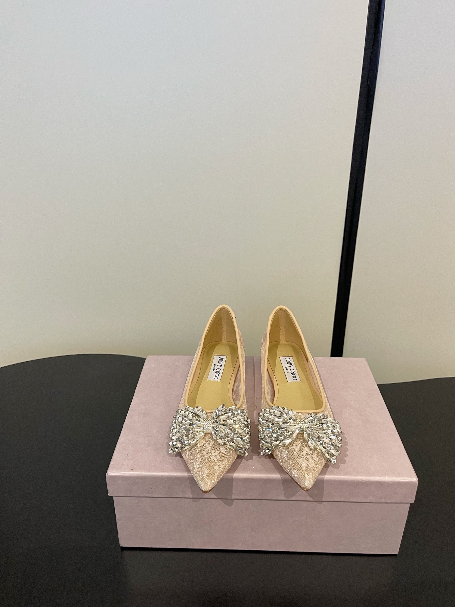 NO:706992,Jimmy Choo's highest quality, the latest mesh bows, Austrian diamonds, square-heeled shoes, synchronized counters, focusing on sophistication, comfort, casualness, sweetness, and easy satisfaction regardless of style. blingbling brings a noble and elegant atmosphere to the face, shining without being vulgar!  The shape of the shoe is very flattering to the foot shape, the smooth lines show a sense of high-end, and the upper foot is exquisite and looks younger!  Imported sheepskin lining, Italian genuine leather outsole, high flat sole 6.5cm 8.5cm Size35-41 (34 40 41 customized, non-refundable), high-heeled shoes, jimmy choo, high heels, sheepskin, Leather soles19860909Jimmy Choo 最高品质 最新网纱蝴蝶结 奥钻 方跟单鞋 同步专柜 主打精致 舒适度休闲 甜美  无解风都轻松满足 blingbling 迎面扑来高贵典雅的气息,闪亮不显庸俗！鞋型非常修饰脚型,流畅线条尽显高级感,上脚精致又减龄！ 内里进口羊皮, 意大利真皮大底 跟高平底 6.5cm 8.5cm Size35-41（34 40 41 订做不退换）,高跟鞋单鞋,jimmy choo,high heels,sheepskin,Leather soles,Women's Shoes