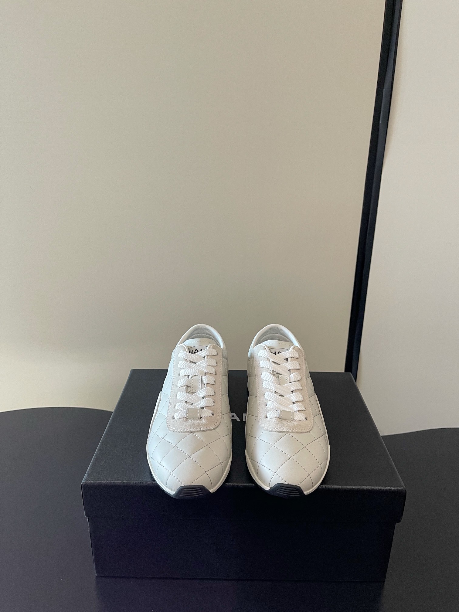 NO:723200,Chanel's latest diamond-shaped shoes are welded directly to the feet with 'elegant and lazy'. The classic diamond pattern + delicate leather, with Chanel's high-end accents, both white and black colors hit the aesthetic point. The white model is clean and gentle, and paired with a knitted cardigan + jeans, it has a French relaxed feel; the black model is cool and versatile!  The casual feel of Dexun shoes meets the sophistication of Chanel. They are suitable for daily outings and commuting. Every step is based on elegance!  Size 35-40, casual shoes/sports shoes, chanel, chanel, sneakers, jeans19860909Chanel 最新菱格德训鞋直接把“优雅慵懒感”焊在脚上了 经典菱格纹+细腻皮质,自带香奈儿的高级腔调,白/黑双色都戳中审美点白色款干净又温柔,配针织开衫+牛仔裤是法式松弛感；黑色款酷飒又百搭！ 德训鞋的休闲感撞上香奈儿的精致,日常出街、通勤穿都适配,每一步都踩在优雅上！ 码数35-40,休闲鞋/运动鞋,chanel,chanel,sneakers,jeans,Women's Shoes