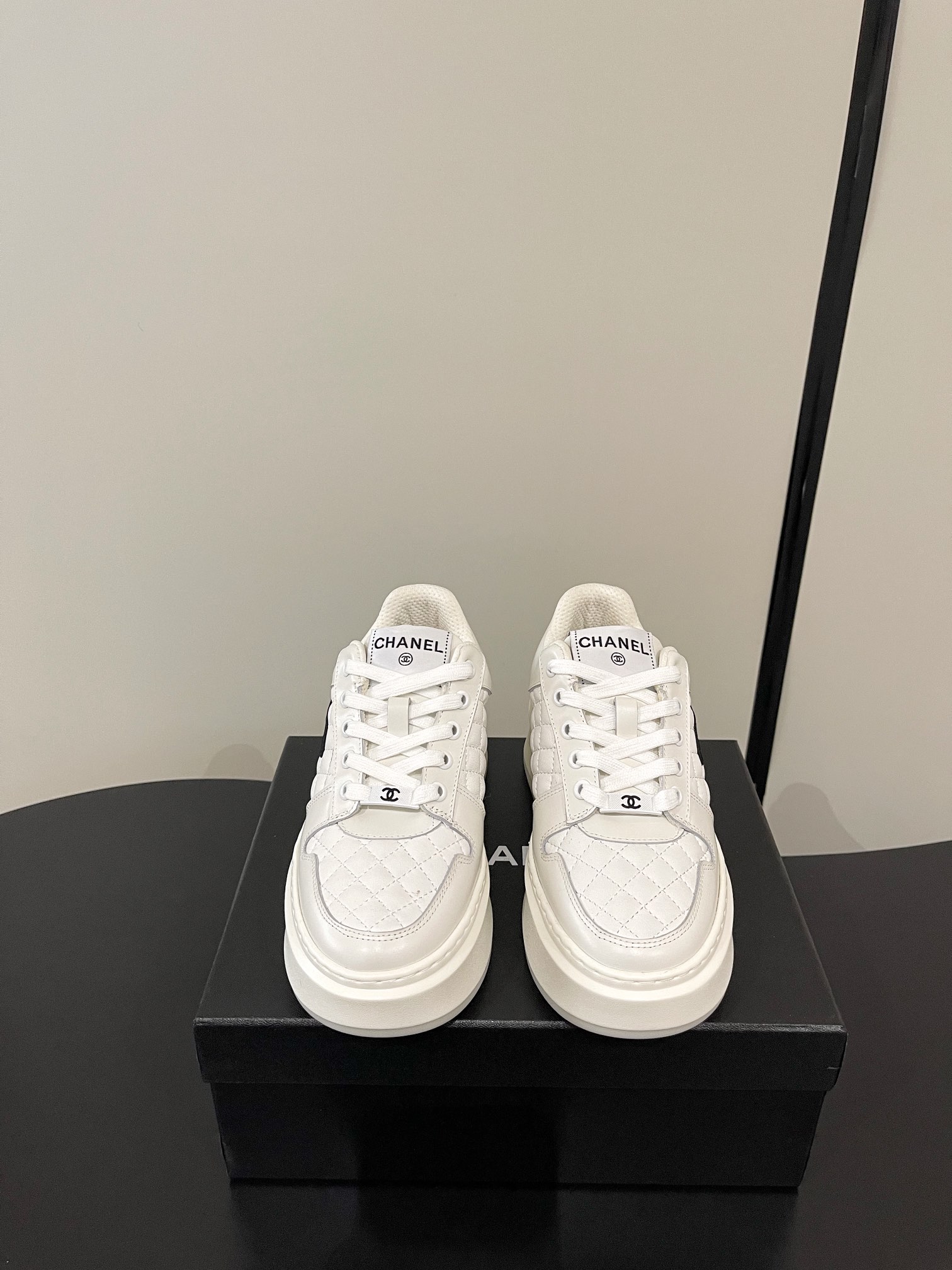 NO:723208,Chanel Xiaoxiang's latest moral training, thick-soled rhombus, classic versatile white casual shoes, a shoe highly recommended by Xiaohongshu and ins. The original version must be purchased!  Material Customized cowhide, lining imported cowhide, shoe size 35-40, casual shoes/sports shoes, chanel, sneakers, cowhide19860909Chanel 小香最新德训 厚底 菱格 经典百搭小白鞋休闲鞋 小红书和ins超级推荐的一款鞋子 必须原版开款 ！ 材质定制牛皮 内里进口牛里 鞋码35-40,休闲鞋/运动鞋,chanel,sneakers,cowhide,Women's Shoes