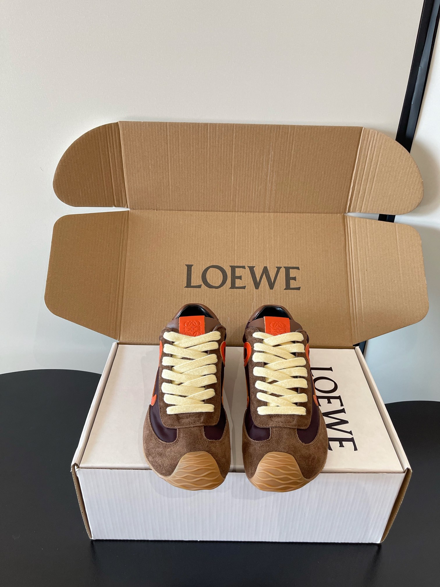 NO:723212,LOEWE's latest color Forrest shoes, moral training shoes, sports shoes, the latest hot style on the Internet, Loewe's color-blocked sports shoes!  The minimalist style is really the ultimate and so versatile!  You can wear it casually and look high-end, and the shoes are very lightweight!  Shopping without stress!  The biggest feature of this shoe is that it is incomparably comfortable on the foot. It is very light and does not feel weight-bearing. It does not require a running-in period. It is so comfortable that you feel like you are not wearing shoes. Your feet are like old friends. The upper is nubuck leather splicing fabric. The inner sheepskin TPU combined sole SIZE 35-40 (customized for 40), casual shoes/sports shoes, loewe, loewe, sneakers, sheepskin19860909LOEWE 最新色阿甘鞋 德训鞋 运动鞋 全网最新爆款 罗意威拼色运动鞋！极简风格真的做到极致、实在太百搭！随便穿搭就可以很高级、鞋子很轻便！逛街暴走无压力！这鞋最大特点上脚无敌舒适、穿起来很轻盈没有负重感,无需磨合期、舒适到让你感觉没穿鞋一样、上脚就是老朋友, 鞋面 磨砂皮拼接织布 内里绵羊皮 TPU组合鞋底 SIZE 35-40（40订做）,休闲鞋/运动鞋,loewe,loewe,sneakers,sheepskin,Women's Shoes