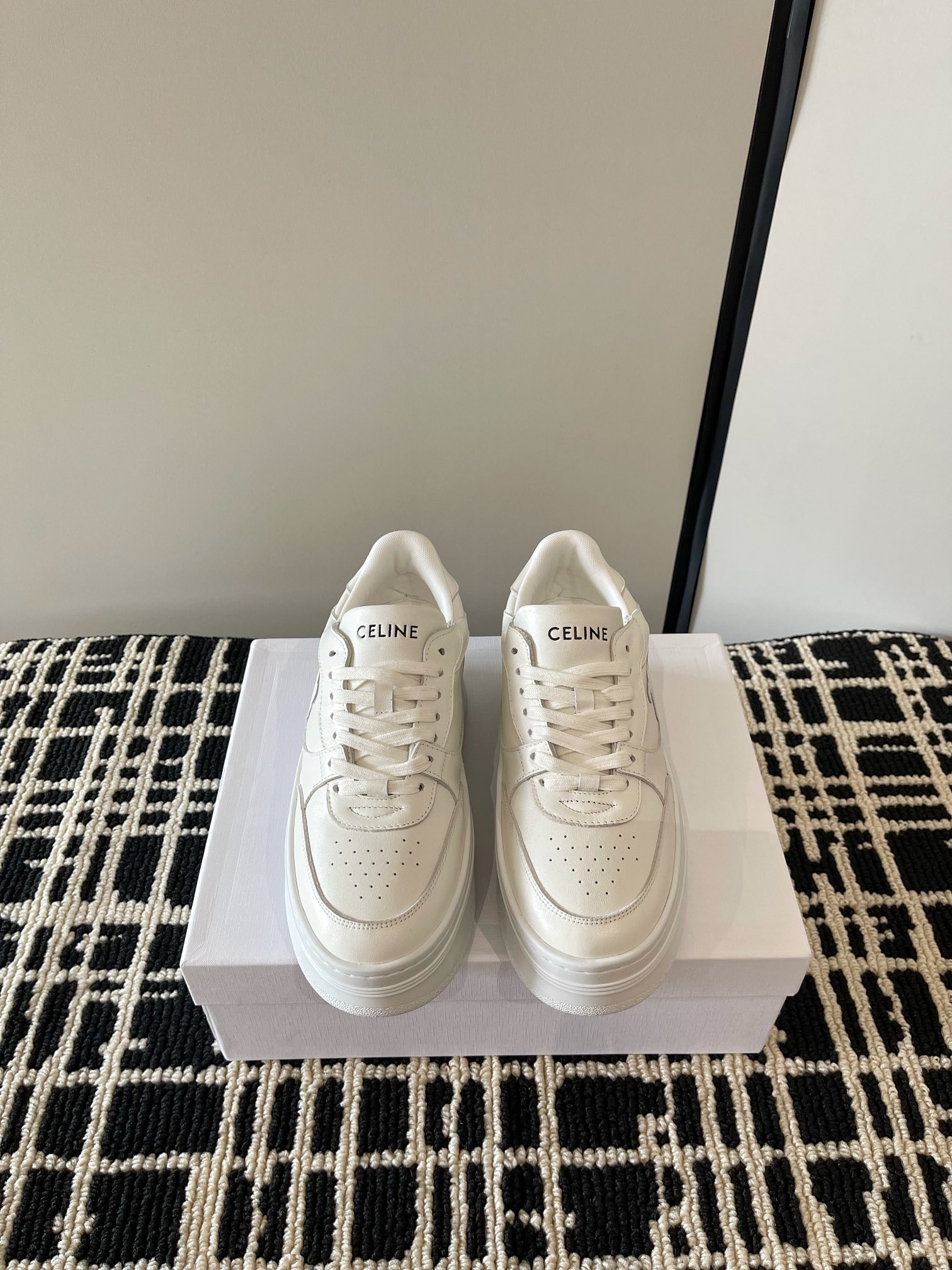 NO:723221,CELINE's latest color, thick sole, retro, moral training, white shoes, hot launch of new color matching version, overall design, simple and classic color matching, the kind that can be seen with closed eyes, CELINE HOMME, CELINE's new TRAINER series interprets street pace, CELINE Celine's new iconic CELINE Arc de Triomphe logo embroidered tongue pattern decoration, fabric calfskin, leather lining, outsole, original rubber outsole  Size 35-40 (40, 41 customized), casual shoes/sports shoes, celine, sneakers, cowhide19860909CELINE 最新色 厚底 复古 德训 小白鞋 火爆推出新的配色版型整体设计简约和经典配色可闭眼入的那种CELINE HOMME CELINE全新TRAINER系列诠释街头步调CELINE思琳全新标志性CELINE凯旋门标志刺绣鞋舌图案装饰 面料小牛皮 内里皮里 大底原版橡胶大底 码数35-40（40、41订做）,休闲鞋/运动鞋,celine,sneakers,cowhide,Women's Shoes