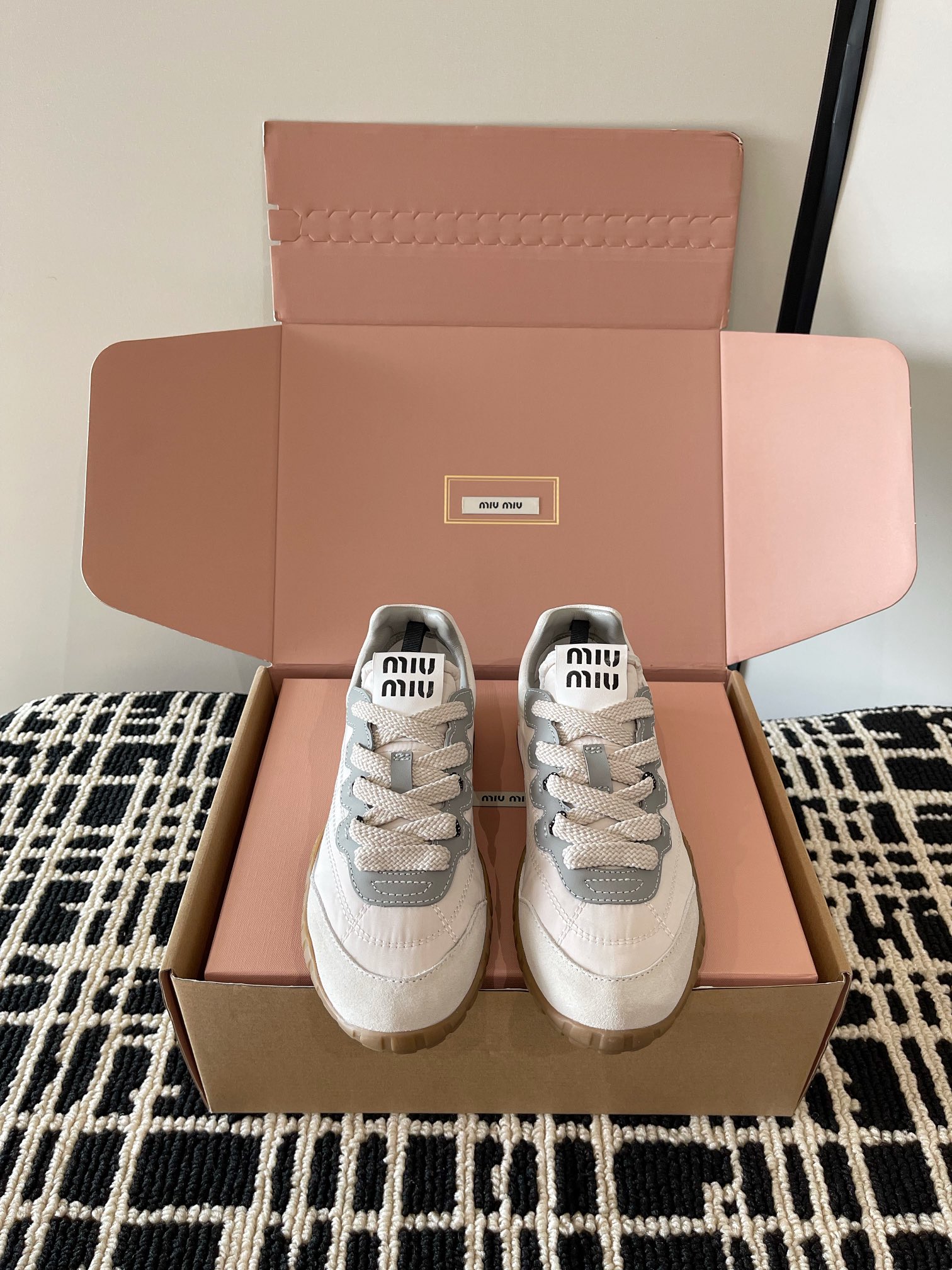 NO:723244,(Airplane box 10) miumiu latest color biscuit sole retro fashion moral training Forrest Gump casual shoes and sneakers original top-quality replicas sold simultaneously at counters. The fabric is made of specially imported calfskin. The whole pair of shoes is very textured. The lining is cowhide. The imported original outsole is simple and fashionable. The upper feet are very delicate!  Size 35-41 (40 41 customized, non-returnable), casual shoes/sports shoes, miumiu, sneakers, cowhide19860909（飞机盒10） miumiu 最新色 饼干底 复古 时尚 德训 阿甘 休闲鞋板鞋  原版顶级复刻 专柜同步发售 面料采用特供进口小牛皮面 整双鞋就是非常显质感 内里垫脚牛皮 进口原版大底 款式简约时尚 上脚十分显秀气 ！ Size 35-41（40 41定做不退换）,休闲鞋/运动鞋,miumiu,sneakers,cowhide,Women's Shoes