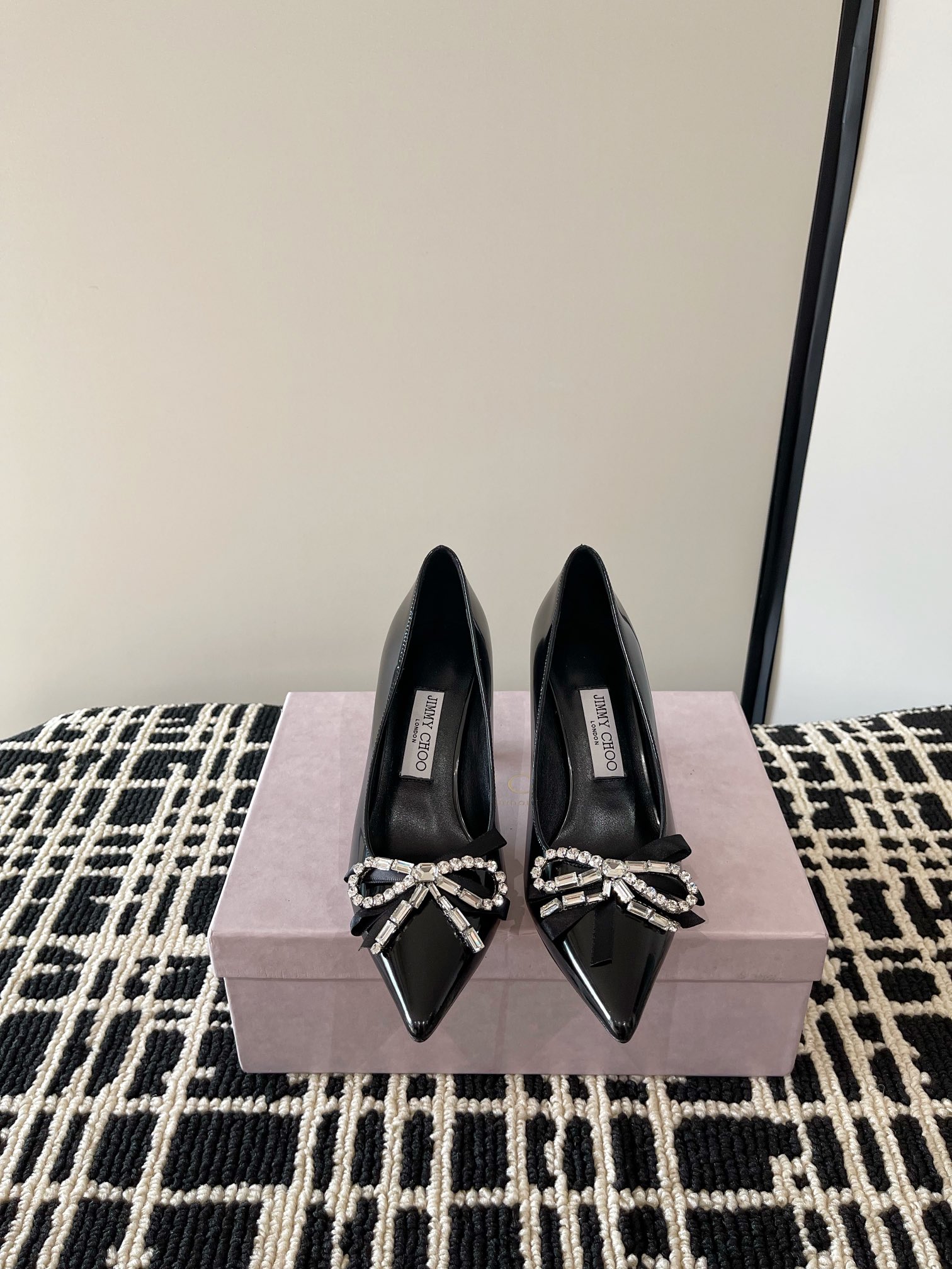 NO:723192,Jimmy Choo's highest quality, most bow-tie, diamond square-heeled shoes, synchronized counters, focus on sophistication, comfort, casualness, sweetness, and can easily satisfy any style. blingbling brings a noble and elegant atmosphere, shining without being vulgar!  The shape of the shoe is very flattering to the foot shape, the smooth lines show a sense of high-end, and the upper foot is exquisite and looks younger!  Imported sheepskin lining, Italian genuine leather outsole, heel height 2.5cm, 6.5cm, Size 35-41 (34 40 41 customized, non-returnable), high-heeled shoes, jimmy choo, high heels, sheepskin, Leather soles19860909Jimmy Choo 最高品质 最蝴蝶结 奥钻 方跟单鞋 同步专柜 主打精致 舒适度休闲 甜美  无解风都轻松满足 blingbling 迎面扑来高贵典雅的气息,闪亮不显庸俗！鞋型非常修饰脚型,流畅线条尽显高级感,上脚精致又减龄！ 内里进口羊皮, 意大利真皮大底 跟高2.5cm,6.5cm Size35-41（34 40 41 订做不退换）,高跟鞋单鞋,jimmy choo,high heels,sheepskin,Leather soles,Women's Shoes