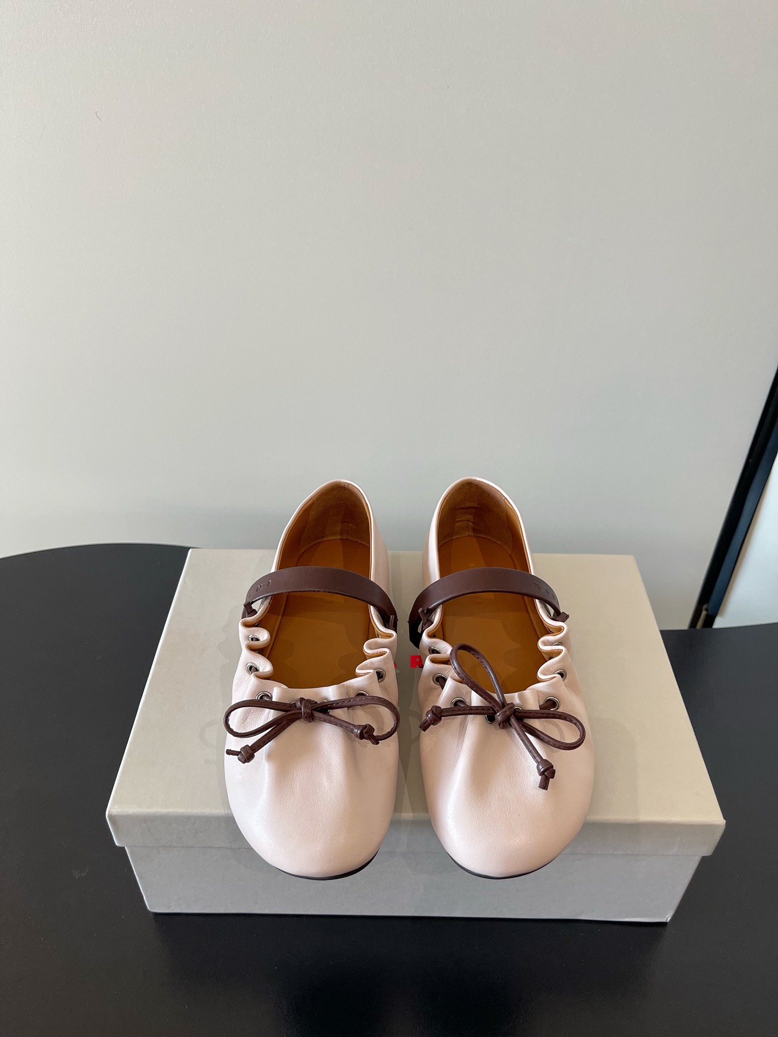 NO:723219,MARNI Marni's latest pleated bow ballet flat flat Mary Jane shoes have a round toe silhouette, contrasting uppers, brown bows and shoe collar straps, and the overall presentation is cute and minimalist. The super cute MARNI ballet shoes, with color matching and loose laces, are just sweet and cool. The romantic season of Balletcore is here again. Open the shoe cabinet, and ballet shoes are definitely the one item that can match everything and brighten everything!  Calfskin upper, sheepskin lining, molded rubber outsole, size 35-40 (40. Customized, non-refundable), ballet shoes, marni, mary jane, cowhide, sheepskin19860909MARNI玛尼 最新褶皱蝴蝶结芭蕾舞鞋平底玛丽珍单鞋 圆头轮廓、撞色鞋面、棕色蝴蝶结与鞋口绑带,整体呈现可爱、极简的调性. 超嗲的MARNI 芭蕾舞鞋,拼色自带松弛感系带甜酷得刚好. 属于Balletcore的浪漫季节又到了.打开鞋柜,芭蕾舞鞋绝对是那件既能搭配一切又能点亮一切的单品！ 鞋面小牛皮 内里垫脚羊皮 鞋底开模橡胶大底 码数35-40（40.定做不退换）,芭蕾舞鞋,marni,mary jane,cowhide,sheepskin,Women's Shoes