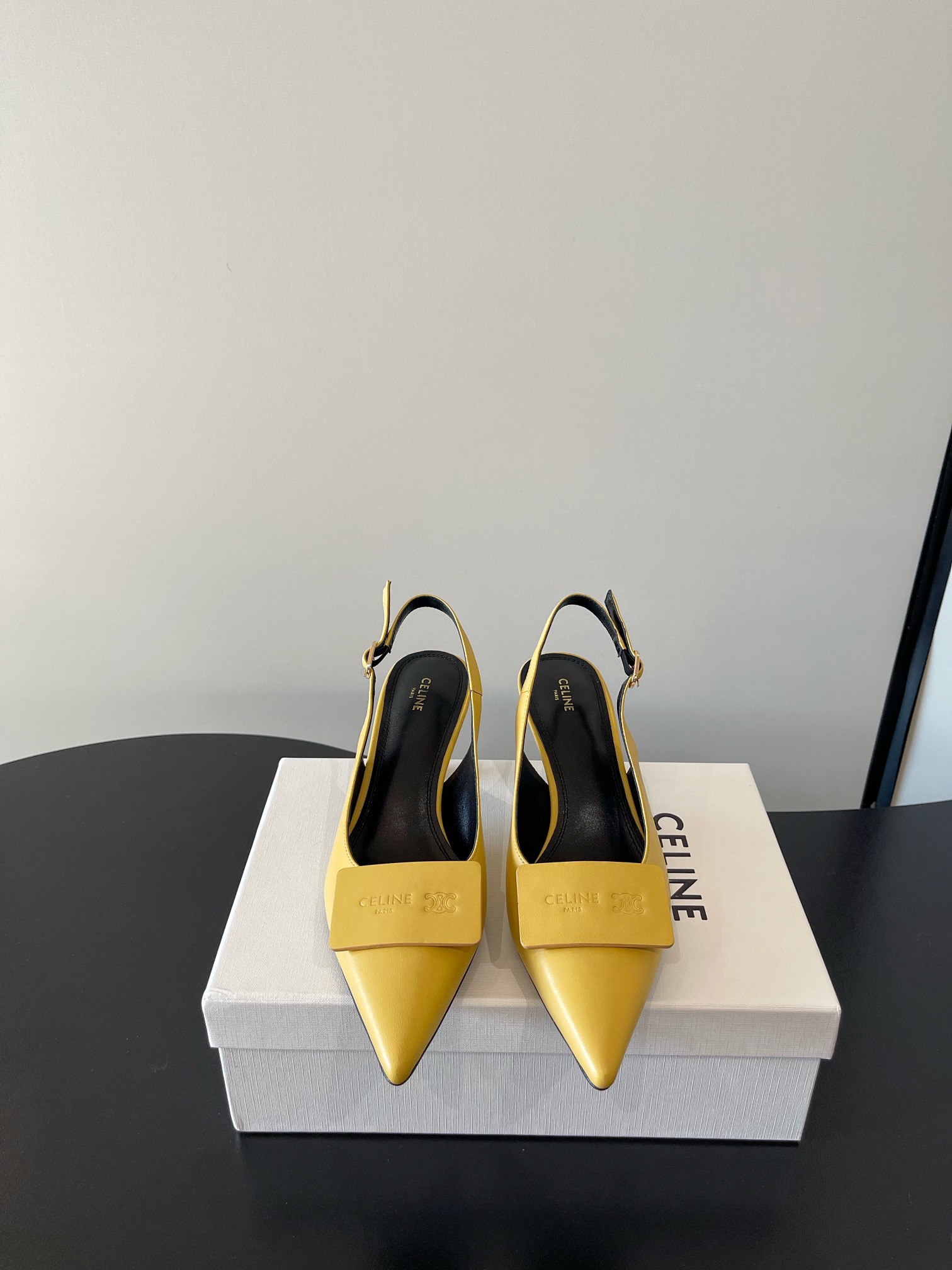 NO:723207,CELINE's latest pointed toe and empty back high-quality shoes. Purchase the original 1:1 development outsole. Original genuine leather sole. Size 35-41 (40, 41 customized), sandals, celine, sandals19860909CELINE 最新 尖头 后空 高品质单鞋 购入原版1比1开发 大底原版真皮底 码数35-41（40,41定做),凉鞋,celine,sandals,Women's Shoes