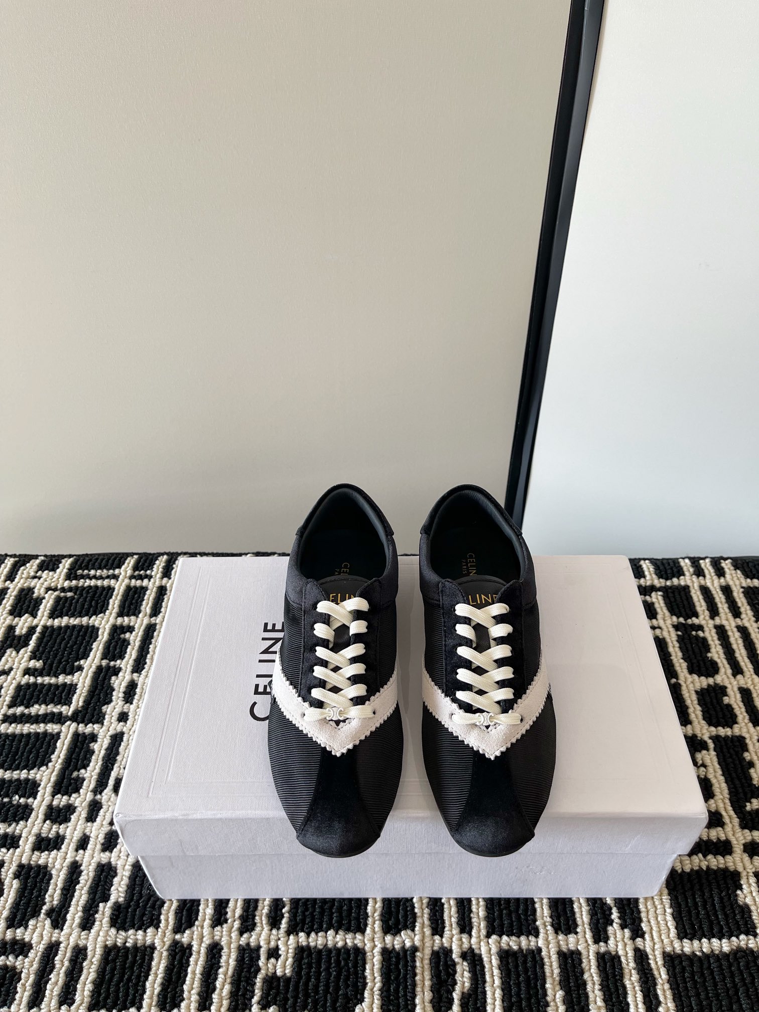 NO:747204,Celine's latest moral training, contrasting color shoes for all seasons!  In the dull winter, this pair of shoes directly 'brightens the eyes' on the feet. The texture of velvet + leather, the shoe shape hides low-key elegance, and the color matching is a relaxed feeling that connects winter and spring - white and red retro, black and white cool, contrasting colors are vivid, each pair is based on aesthetics. Size 35-40 (41 custom-made), casual shoes/sports shoes, celine, sneakers19860909Celine 最新德训 撞色 四季单鞋！ 沉闷冬日里,这双鞋直接把“眼前一亮”穿在脚上 丝绒+皮质的质感,鞋型藏着低调优雅,配色是冬春衔接的松弛感—— 白红复古、黑白冷艳、撞色鲜活,每双都踩在审美上. 码数35-40（41订做）,休闲鞋/运动鞋,celine,sneakers,Women's Shoes