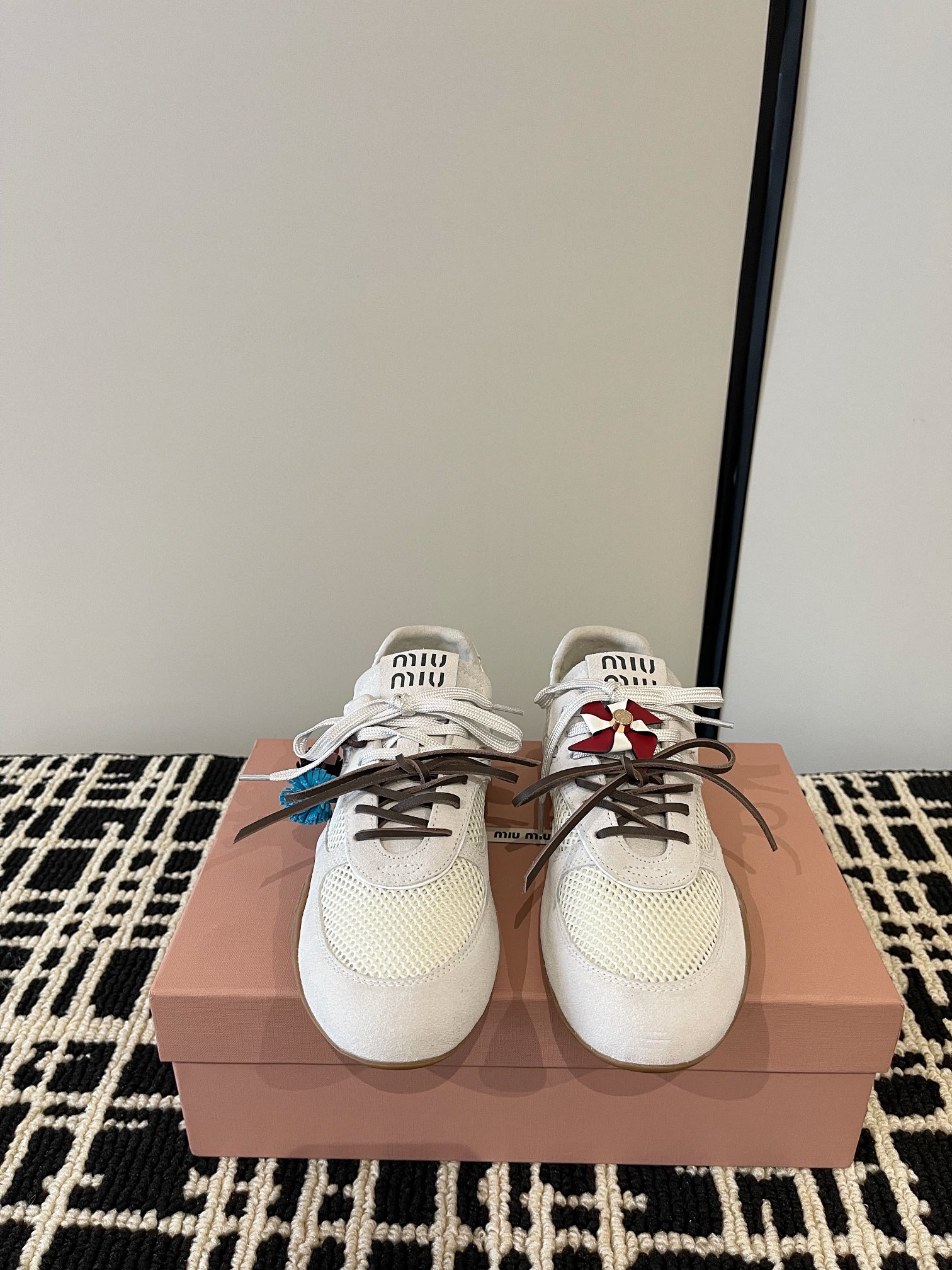 NO:747192,miumiu's latest early spring European and American retro fashion moral training Forrest Gump mesh stitching ballet casual shoes original top-quality replicas sold simultaneously at counters. The fabric is made of specially imported calfskin. The whole pair of shoes is very textured. The inner foot pads are made of cowhide. The imported original outsole is simple and fashionable. The upper feet are very delicate!  Size 35-40 (40 41 customized, non-refundable), casual shoes/sports shoes, miumiu, sneakers, cowhide19860909miumiu 最新早春欧美 复古 时尚 德训 阿甘 网面拼接 芭蕾舞 休闲鞋  原版顶级复刻 专柜同步发售 面料采用特供进口小牛皮面 整双鞋就是非常显质感 内里垫脚牛皮 进口原版大底 款式简约时尚 上脚十分显秀气 ！ Size 35-40（40 41定做不退换）,休闲鞋/运动鞋,miumiu,sneakers,cowhide,Women's Shoes